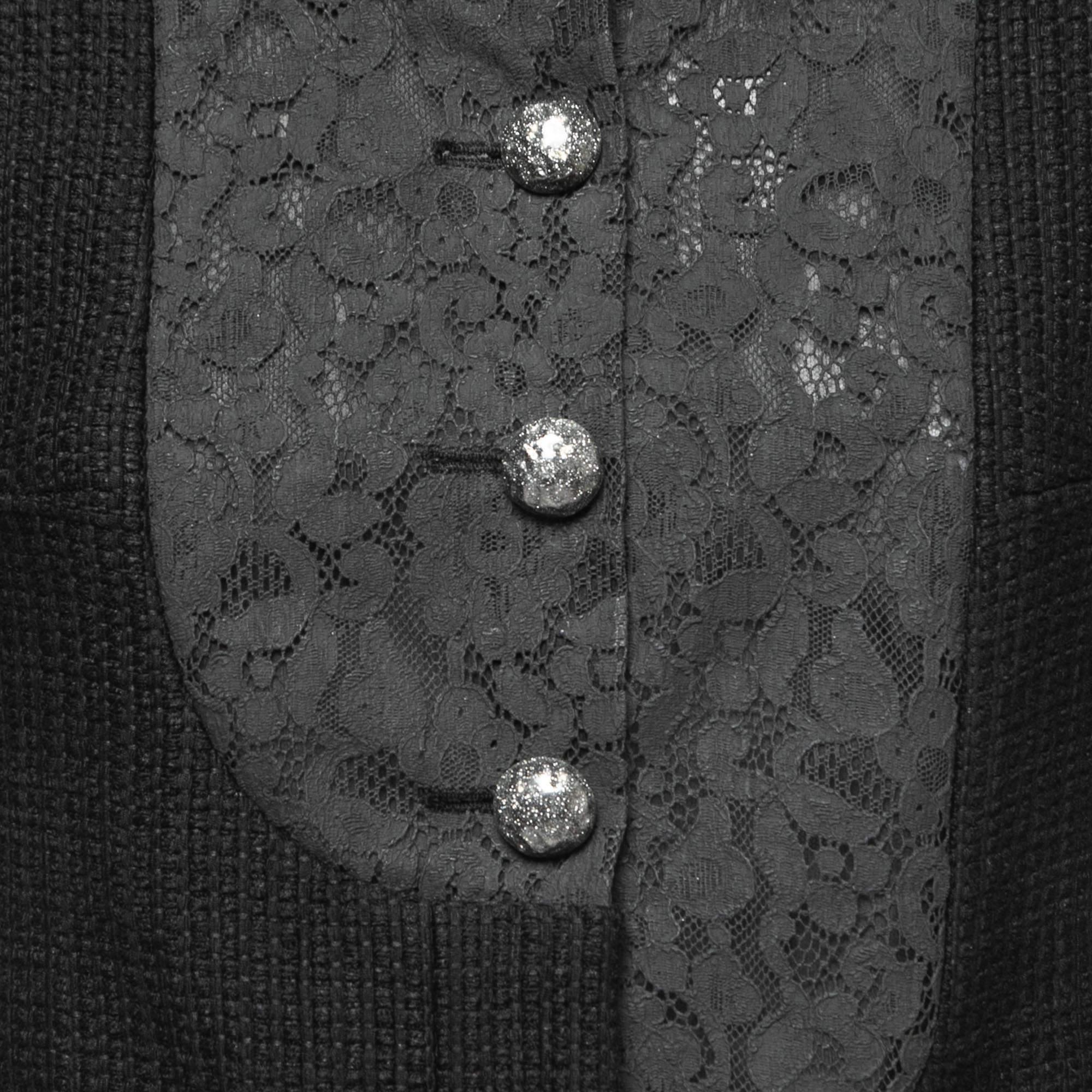 Chanel Schwarze kragenlose Jacke aus Baumwolle und Spitze mit Knopfleiste vorne  Damen im Angebot