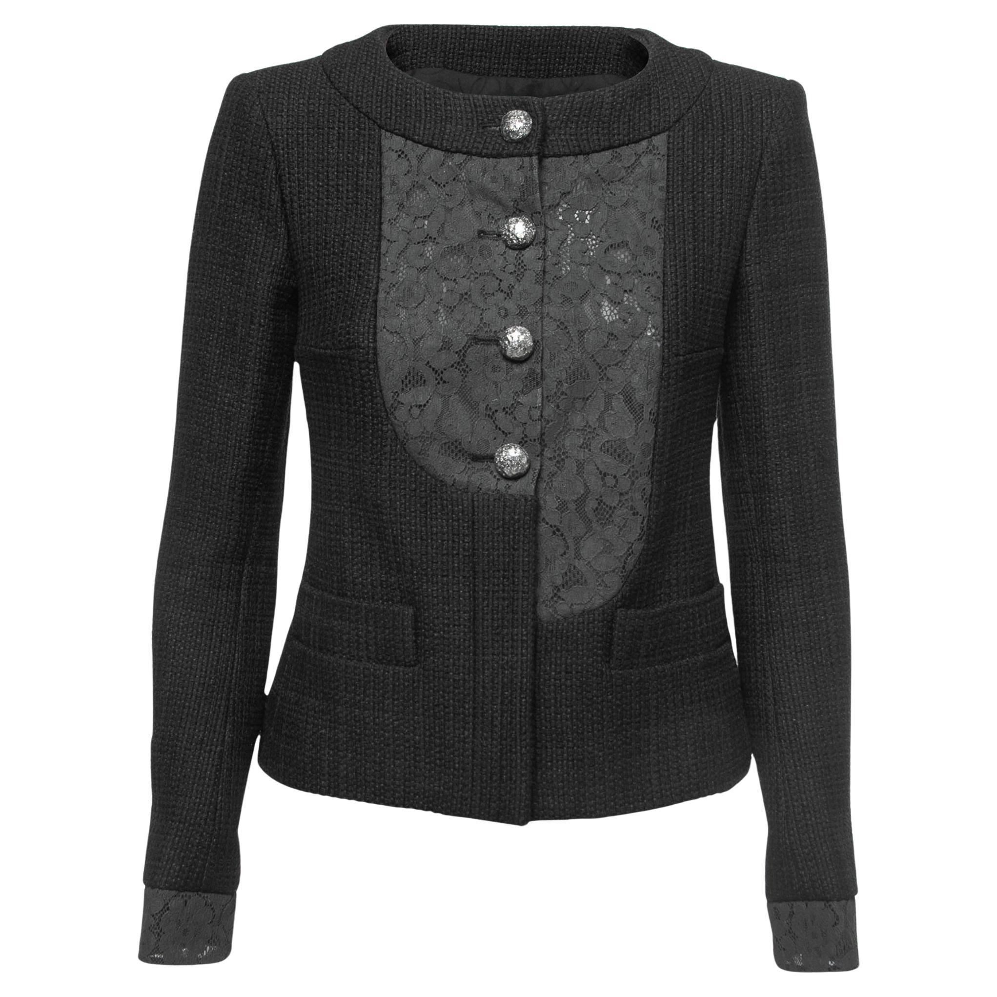 Chanel Schwarze kragenlose Jacke aus Baumwolle und Spitze mit Knopfleiste vorne  im Angebot