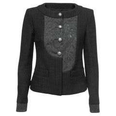 Chanel Schwarze kragenlose Jacke aus Baumwolle und Spitze mit Knopfleiste vorne 