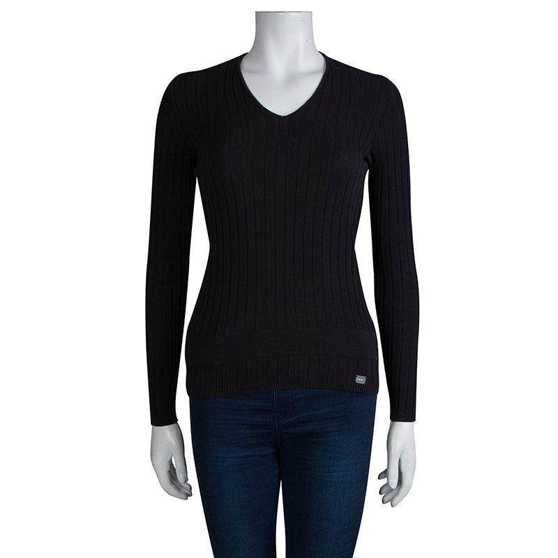 Made from lightweight, breathable cotton, this sweater from Chanel is in line with the label's elegant design aesthetic. Designed to have a close fit, the vertical ribbed pattern is slimming. This knit sweater is finished with a simple V-neck and
