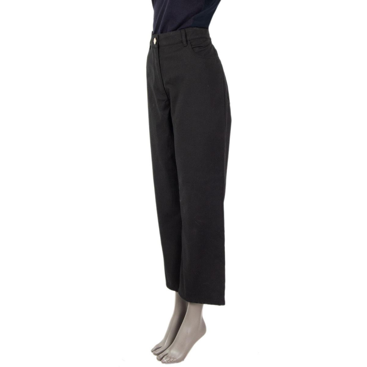 100% authentic Chanel wide-leg pants in black cotton (100%) with two side pockets in the front. Closes with a concealed zipper and a metallic button in the front. Includes one additional button. Have been worn and are in excellent