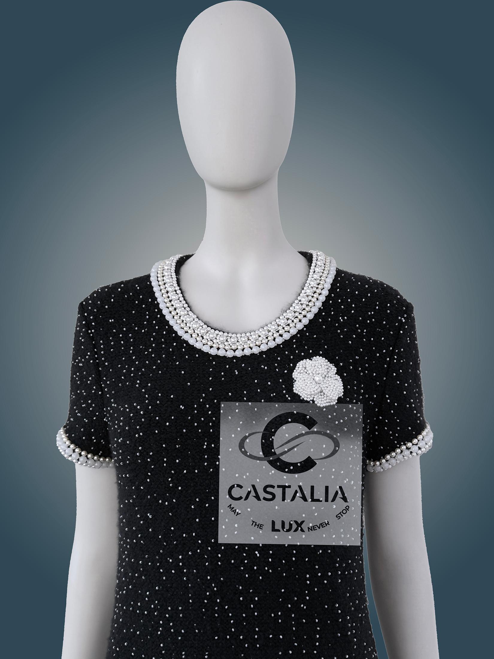 CHANEL Robe en perles Couture noire avec broche camélia 40 FR en vente 5