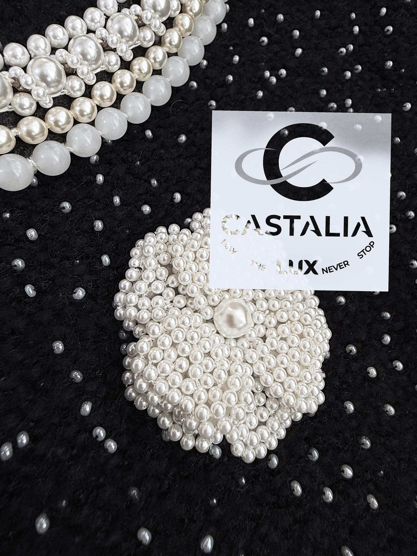 CHANEL Robe en perles Couture noire avec broche camélia 40 FR en vente 6