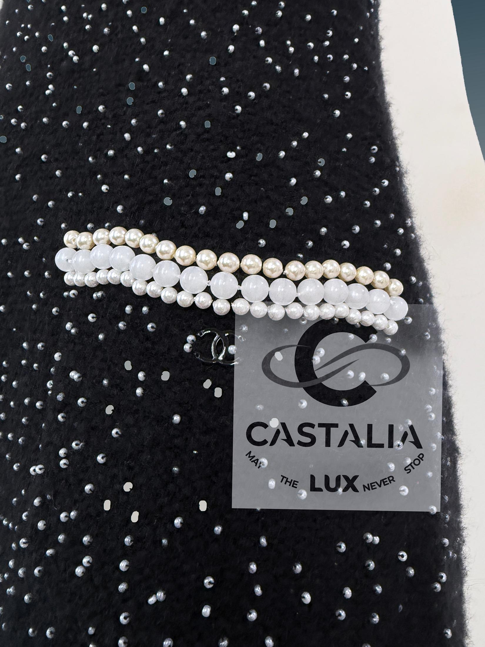 CHANEL Robe en perles Couture noire avec broche camélia 40 FR en vente 9