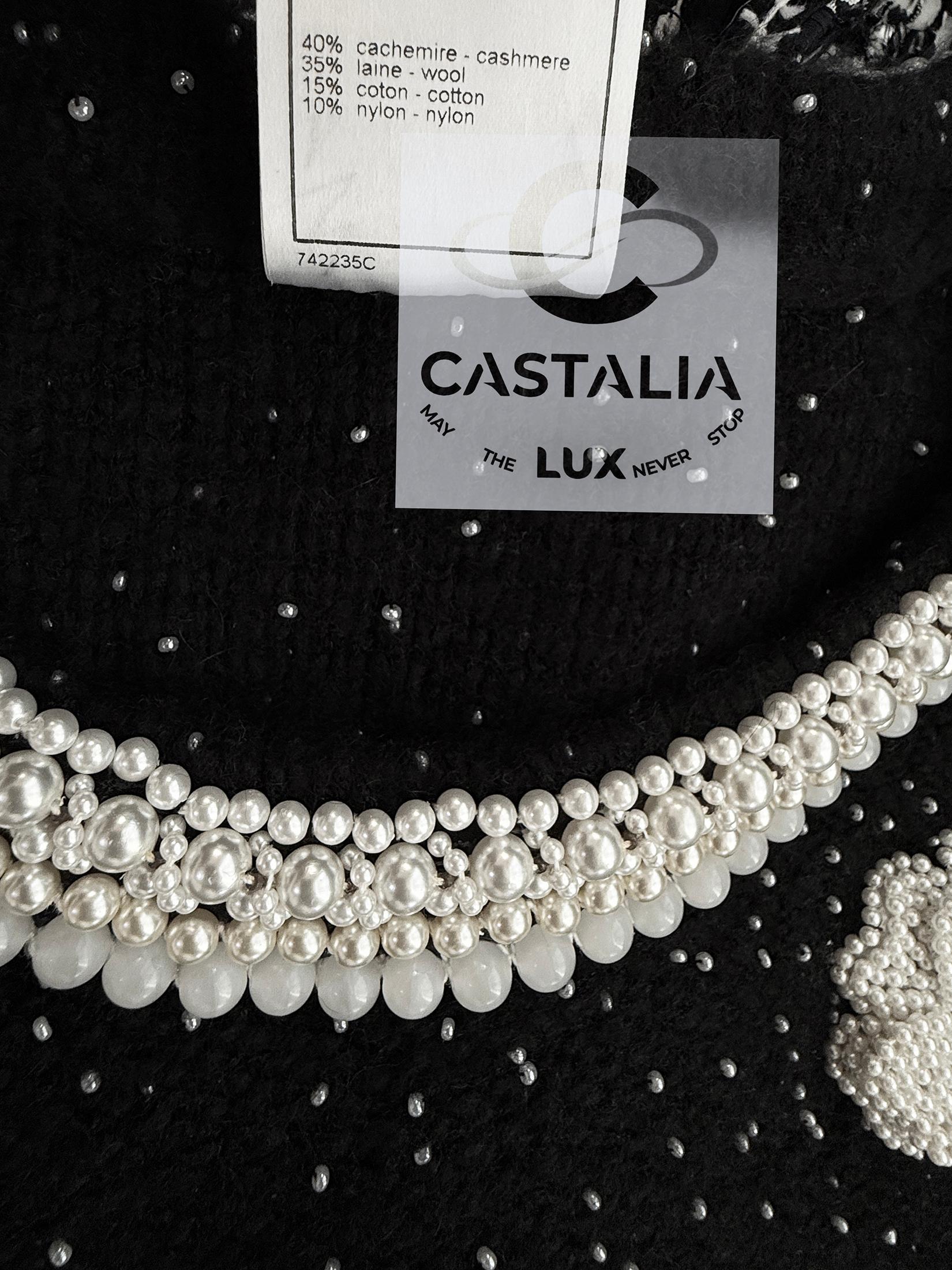 CHANEL Robe en perles Couture noire avec broche camélia 40 FR en vente 15