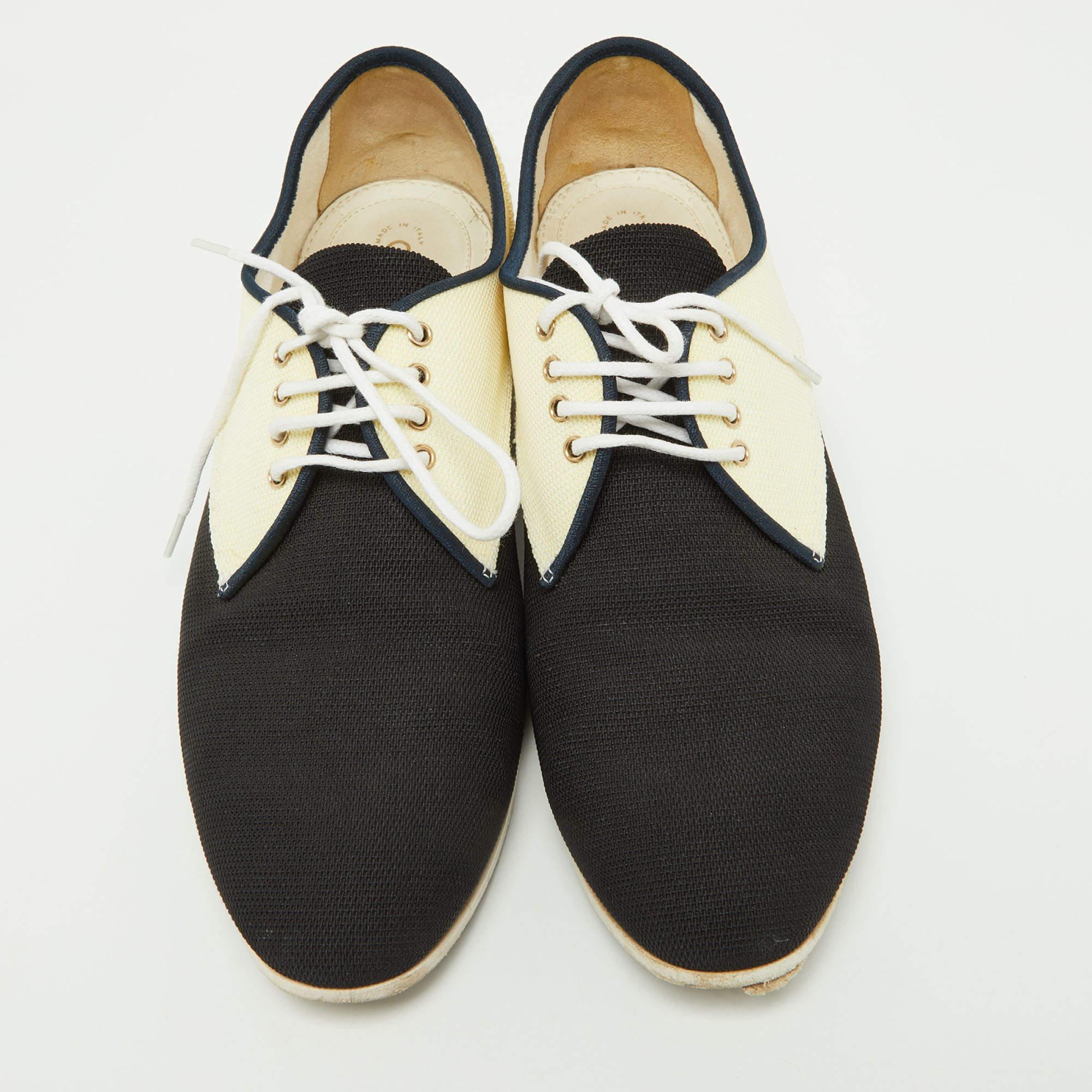 Beige Chanel Noir/Crème Tissu CC Lace Up Derby Taille 35.5 en vente