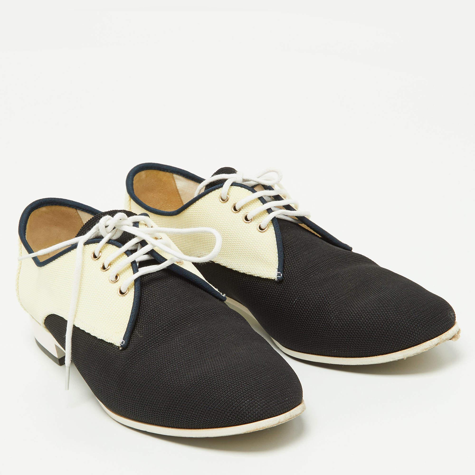 Chanel Noir/Crème Tissu CC Lace Up Derby Taille 35.5 État moyen - En vente à Dubai, Al Qouz 2
