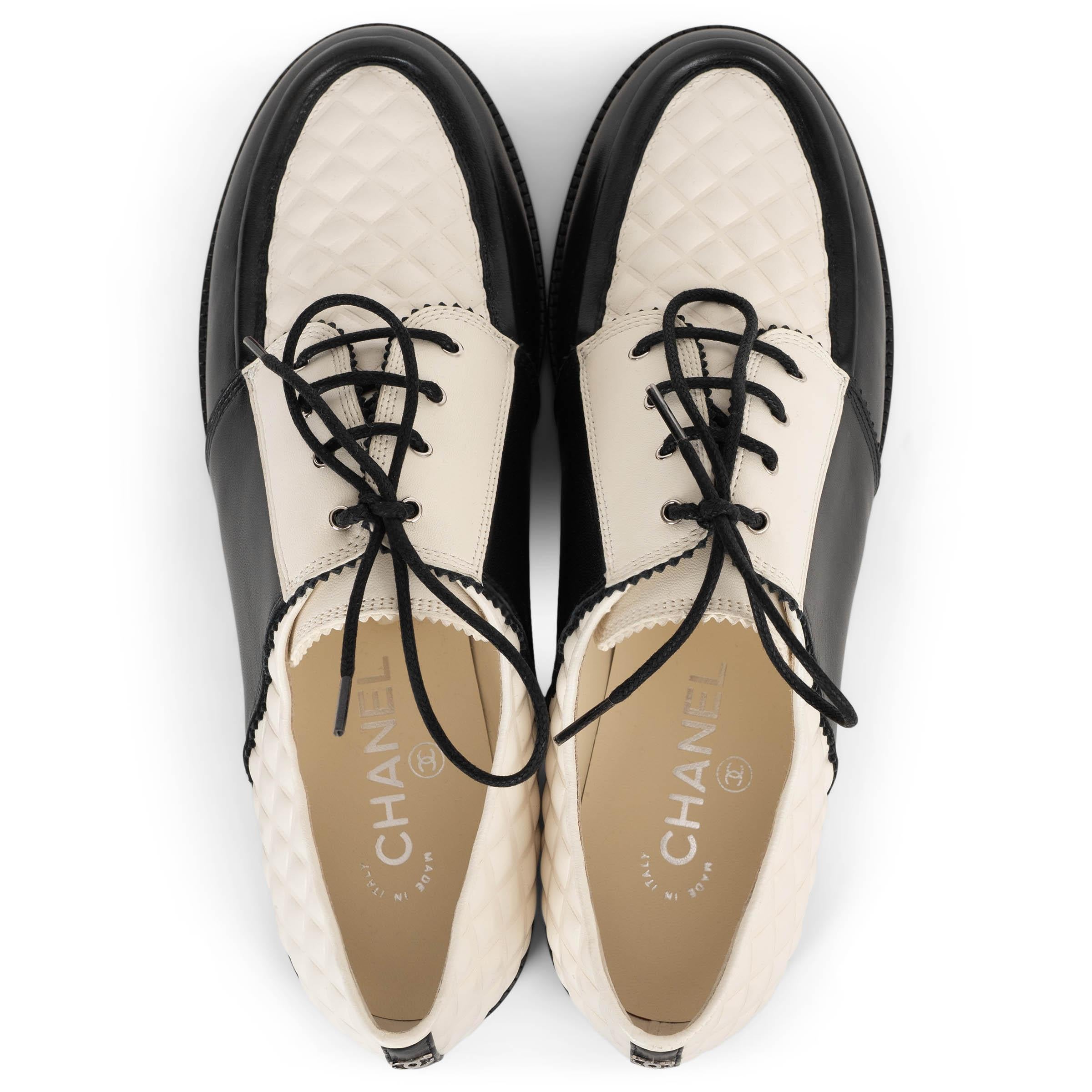CHANEL cuir noir et crème 18A HAMBURG DERBY Chaussures 41 fit 40 en vente 1