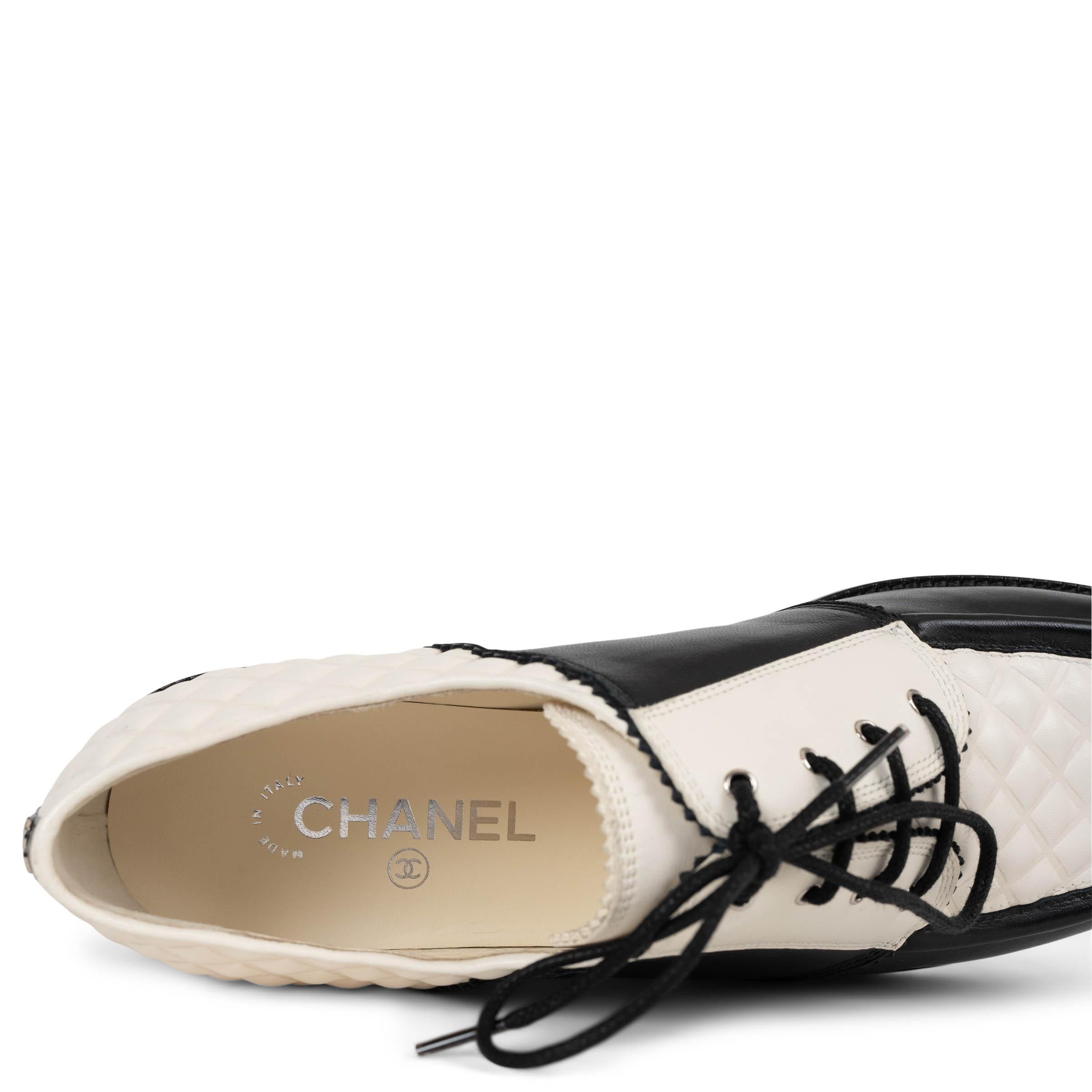 CHANEL cuir noir et crème 18A HAMBURG DERBY Chaussures 41 fit 40 en vente 4