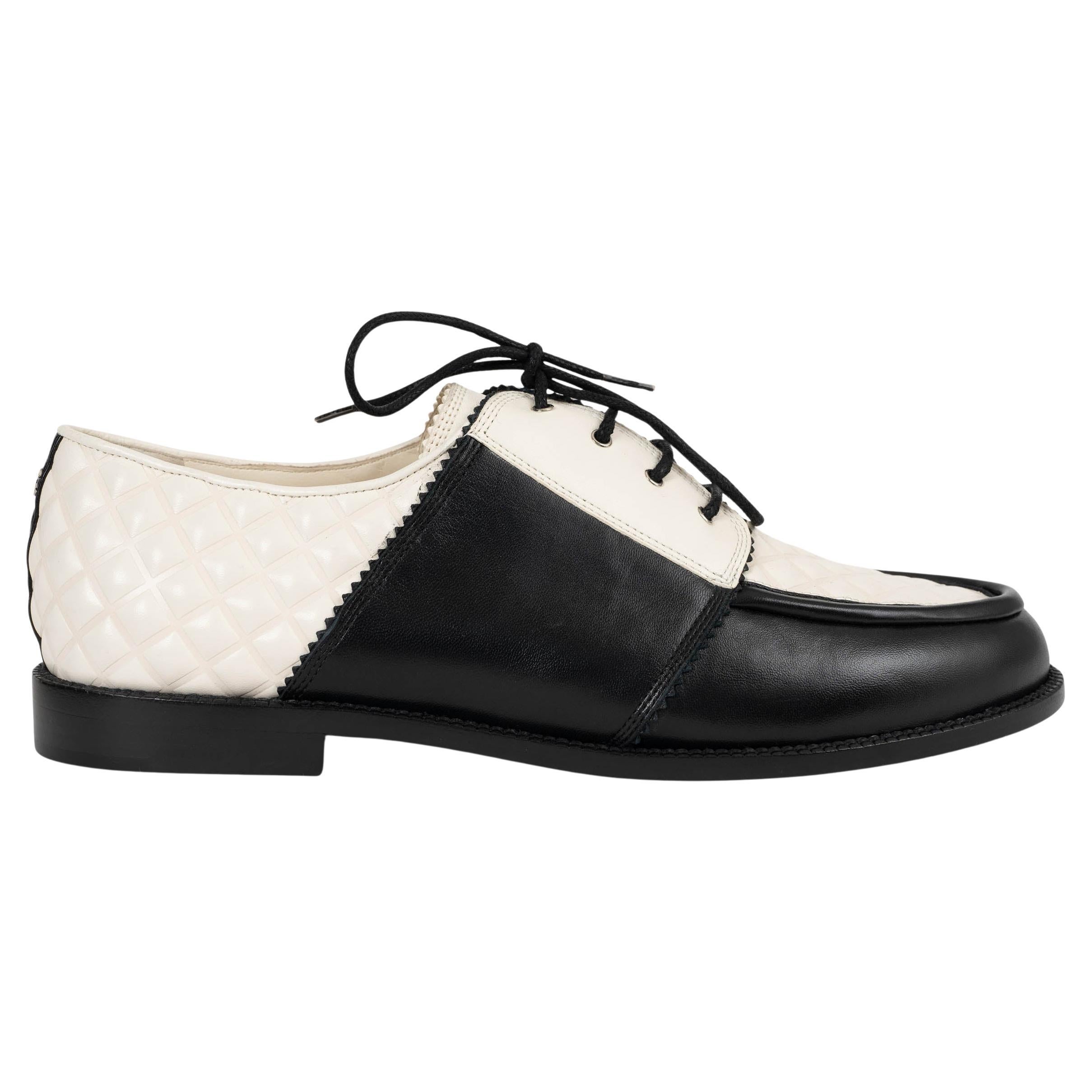 CHANEL Schwarz & Cremefarbene flache Schuhe aus Leder 18A HAMBURG DERBY aus Leder 41 Größe 40