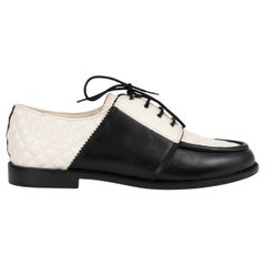 CHANEL Schwarz & Cremefarbene flache Schuhe aus Leder 18A HAMBURG DERBY aus Leder 41 Größe 40