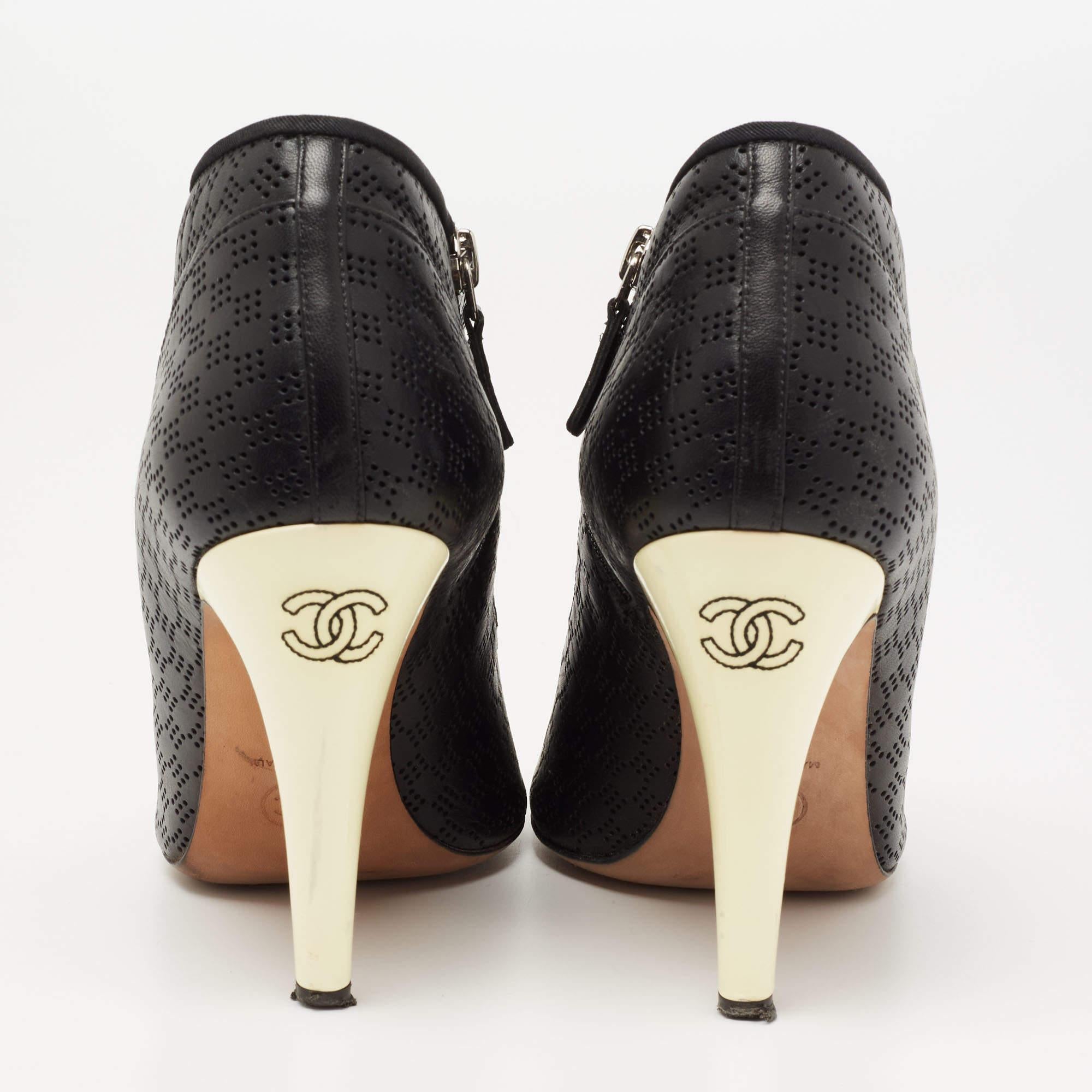 Chanel Black/Cream Leather And Patent Open Toe Ankle Boots Size 38.5 In Fair Condition For Sale In Dubai, Al Qouz 2