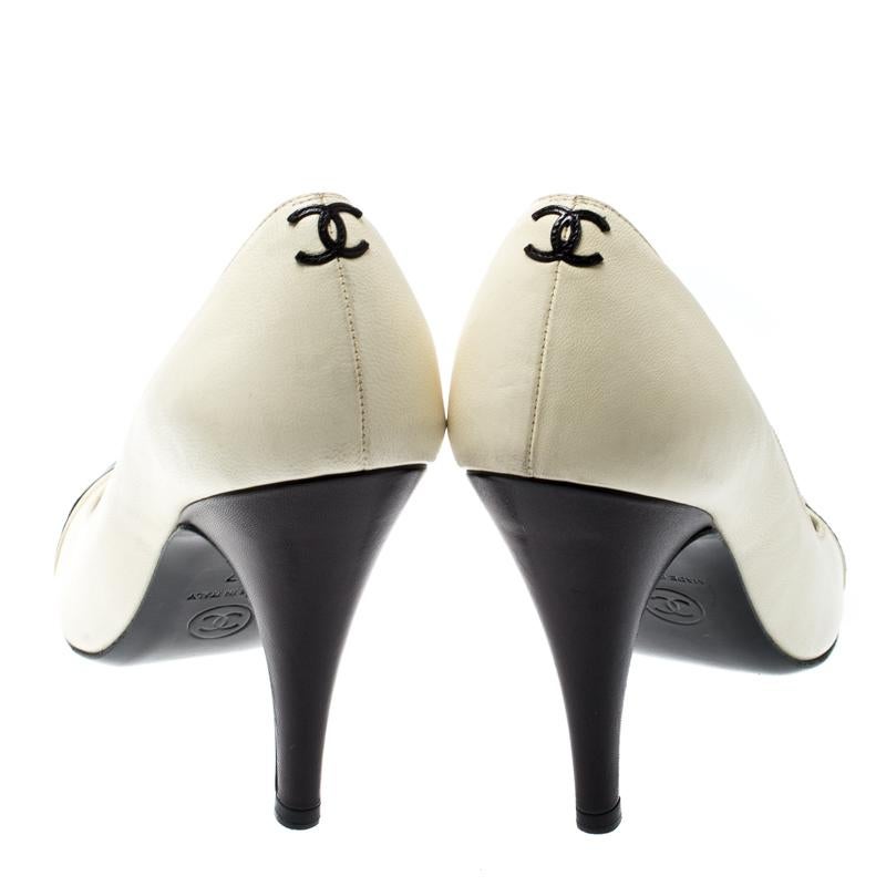 Chanel Black/Cream Leather Peep Toe Pumps Size 37 In Good Condition In Dubai, Al Qouz 2