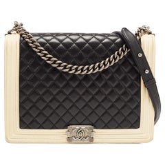 Chanel Schwarze/cremefarbene große Boy Flap Bag aus gestepptem Leder