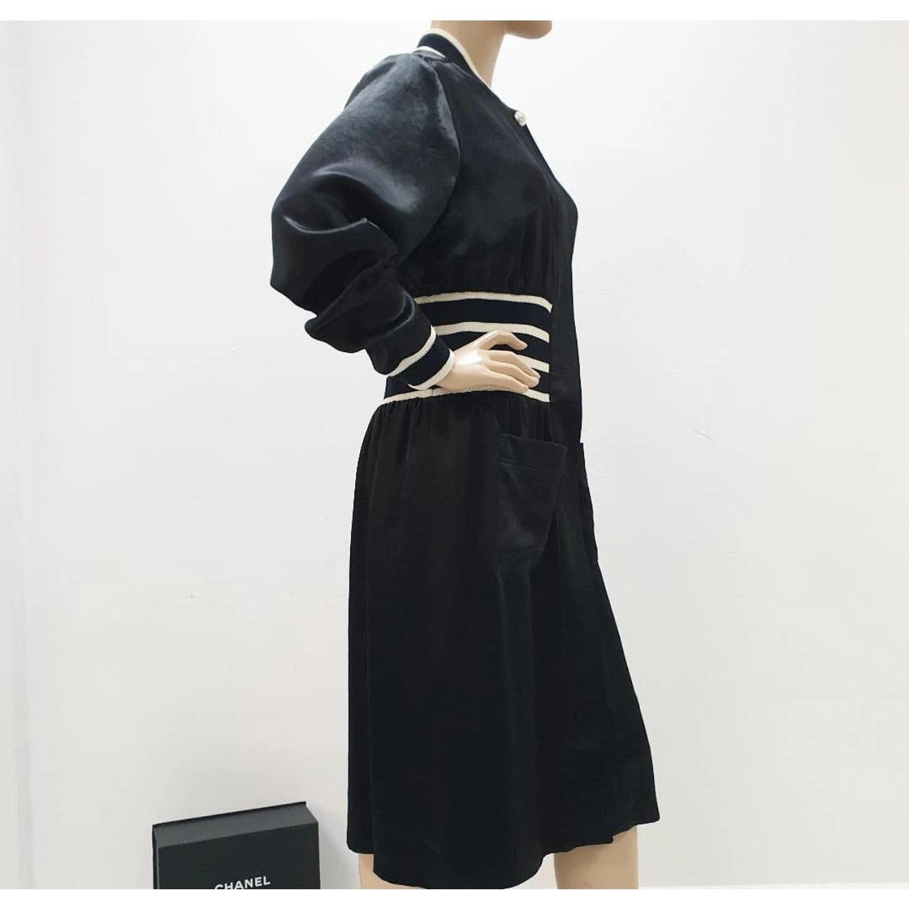 Chanel Schwarz Krepp Zip Front Midi Kleid Sz.38 im Zustand „Hervorragend“ in Krakow, PL
