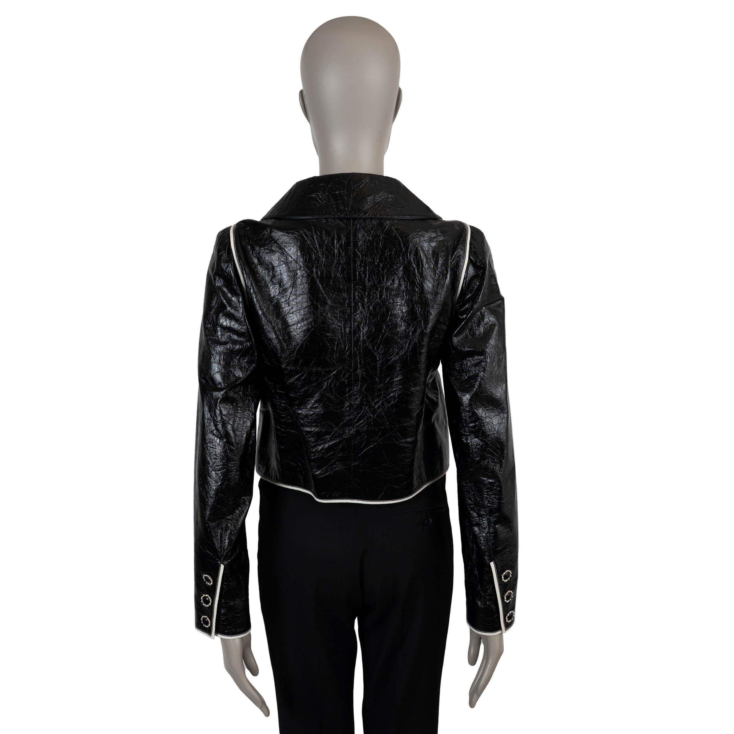 CHANEL schwarzes geknittertes Leder 21A CHATEAU DES DAMES CROPPED Jacke 38 S (Schwarz) im Angebot