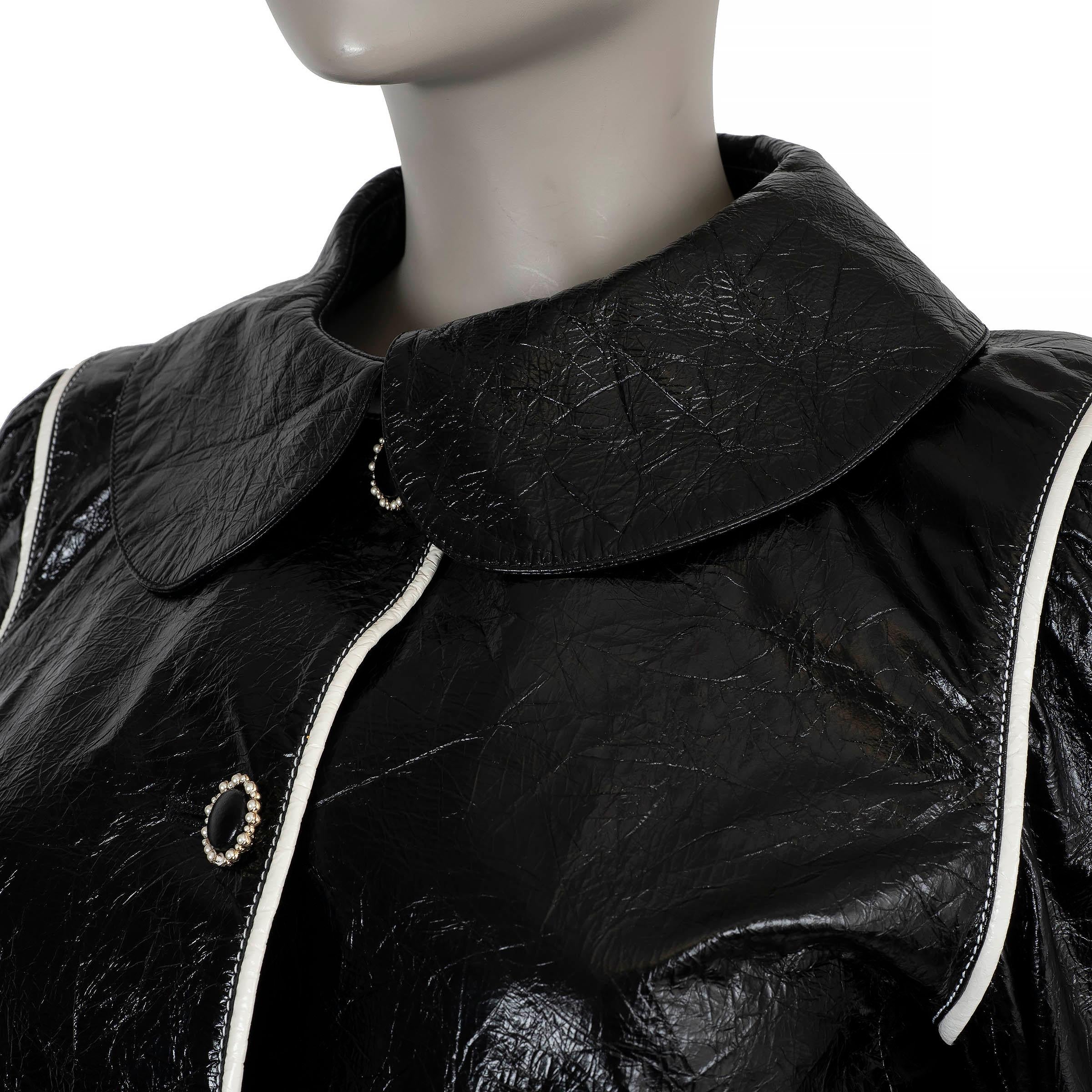 CHANEL schwarzes geknittertes Leder 21A CHATEAU DES DAMES CROPPED Jacke 38 S im Angebot 1