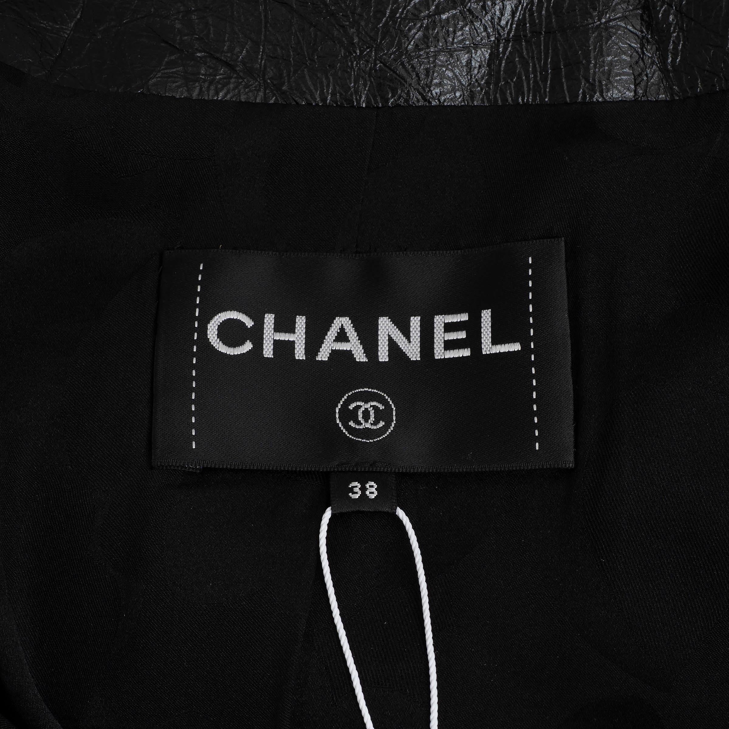 CHANEL schwarzes geknittertes Leder 21A CHATEAU DES DAMES CROPPED Jacke 38 S im Angebot 2