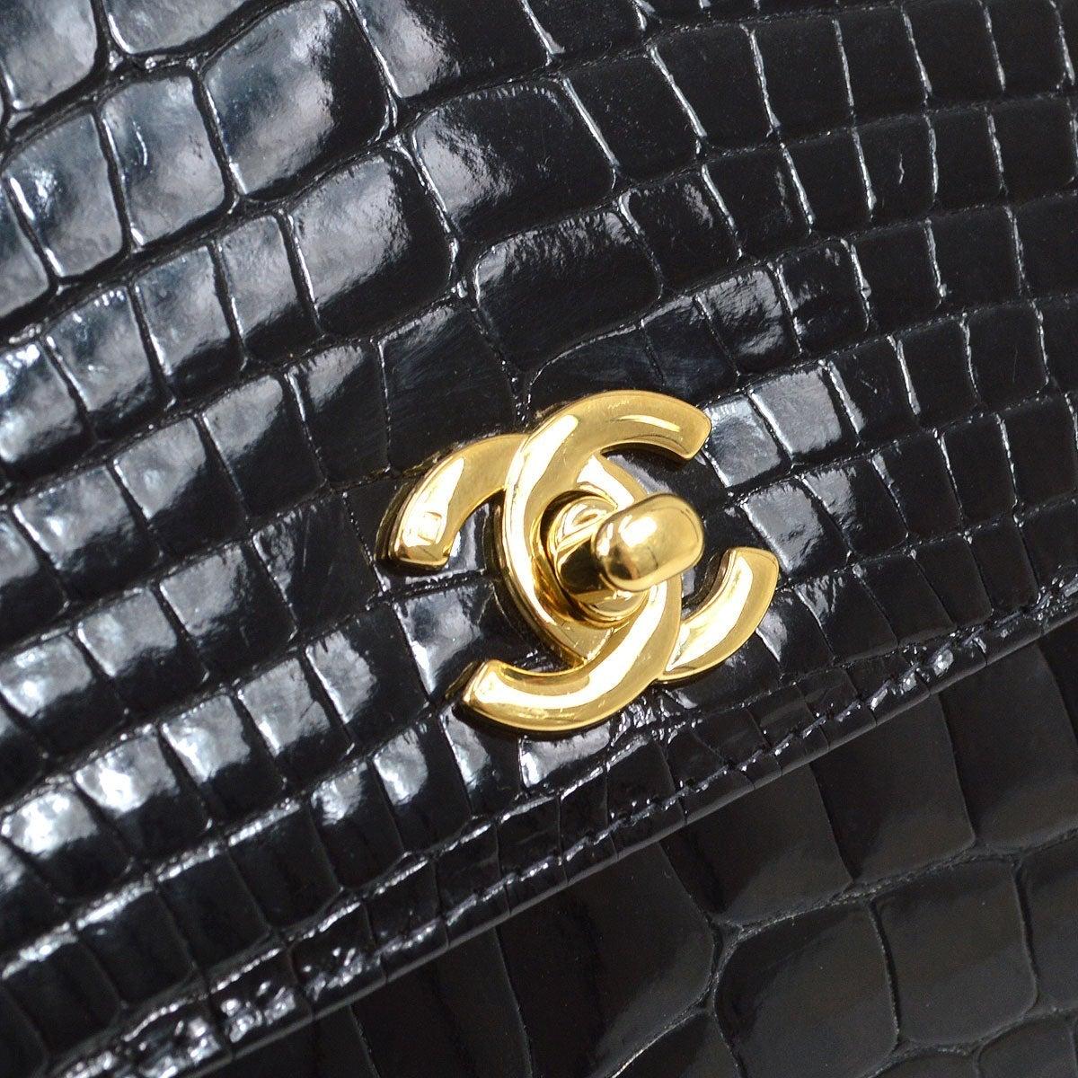 Pre-Owned Vintage Condition
From 1999 Collection
Crocodile Leather
Gold Tone Hardware
Leather Lining
Measures 11.5