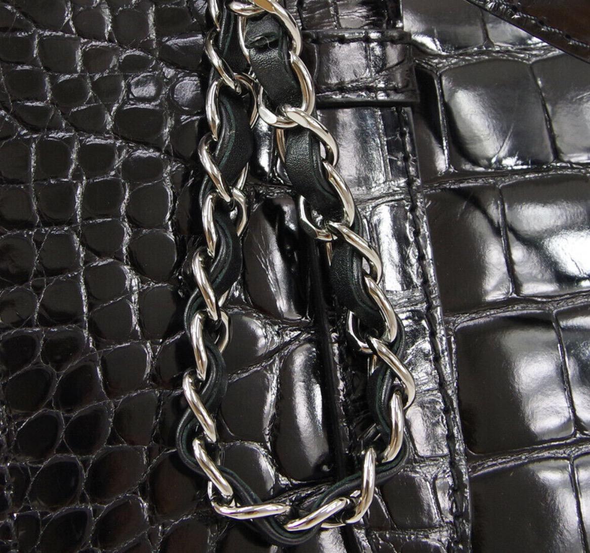 
Crocodile
Leather
Leather lining
Silver tone hardware 
Zip closure
Made in France
Date code present
Handle drop 7