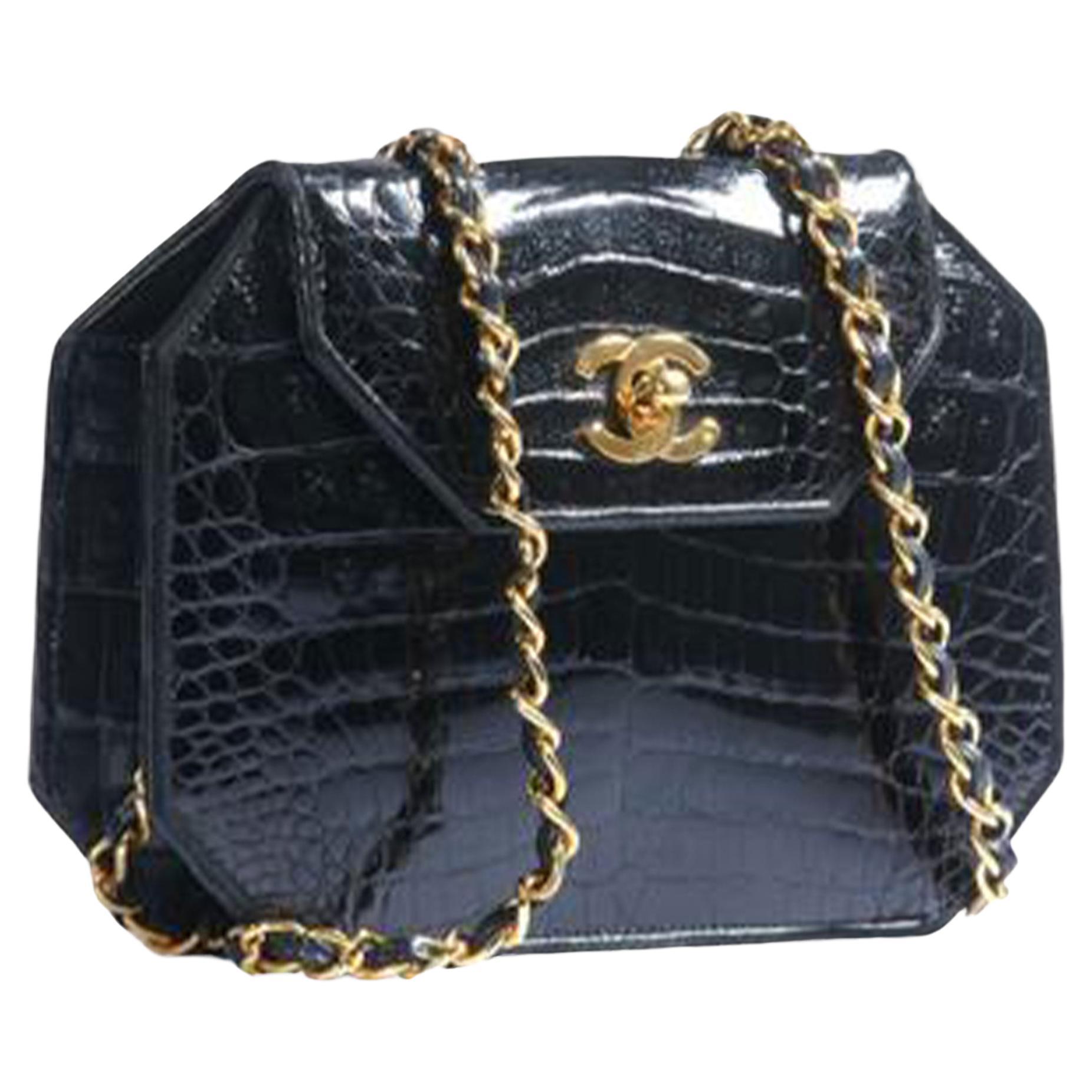 Chanel Black Crocodile Skin 80's Gold Cc Closure Bag In Good Condition For Sale In Miami, FL