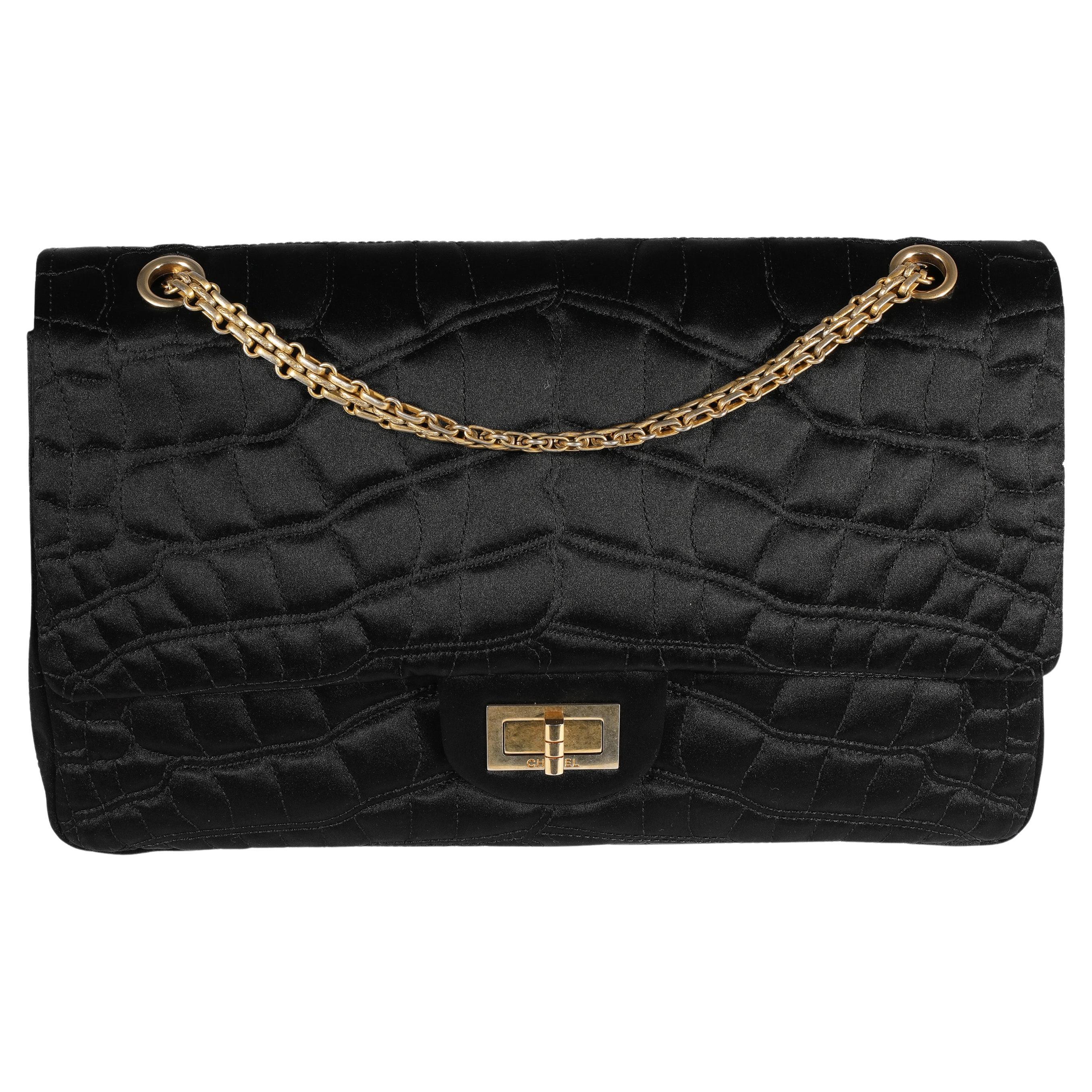 Chanel Schwarze Reissue Tasche mit doppelter Klappe aus Satin mit Krokodilstich 2,55 227 im Angebot