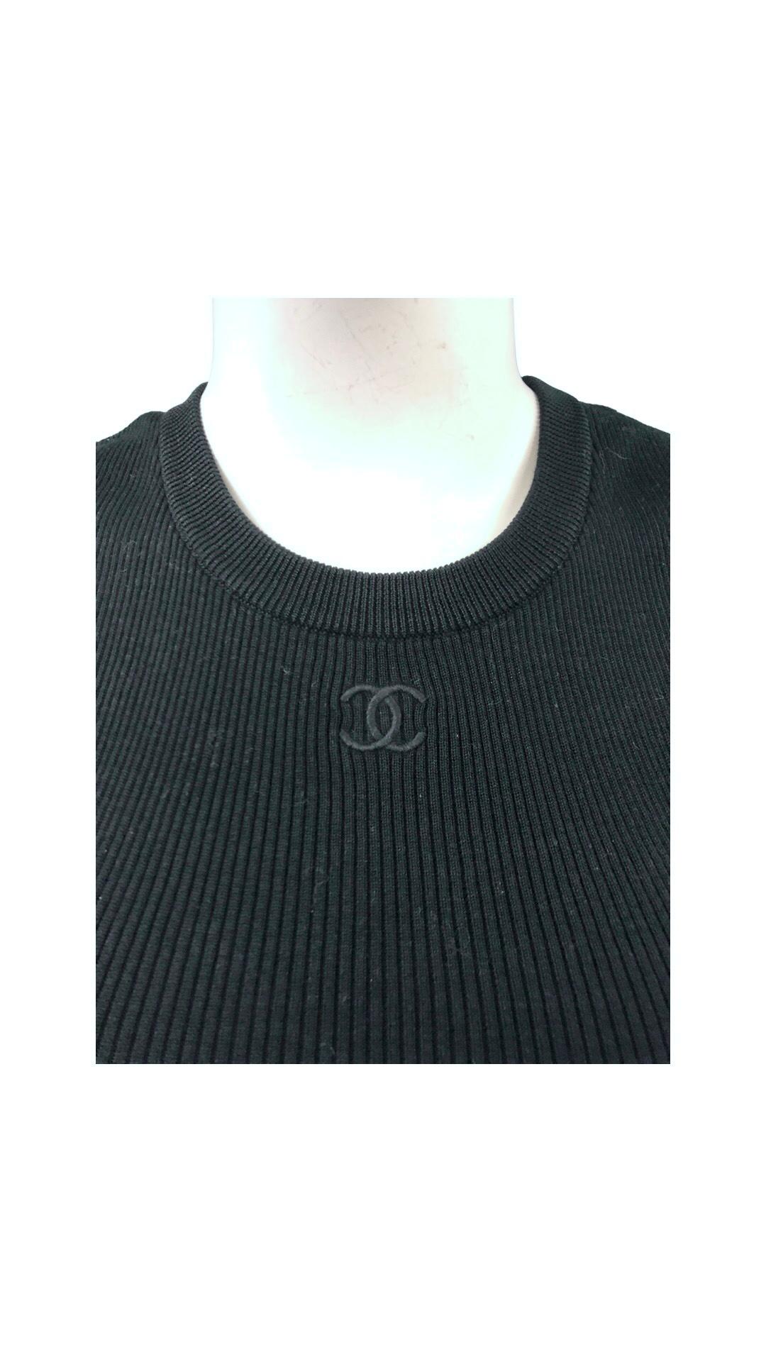 - Vintage Chanel schwarzes Baumwolloberteil aus der Frühjahrskollektion 1995. 

- Größe 40.

