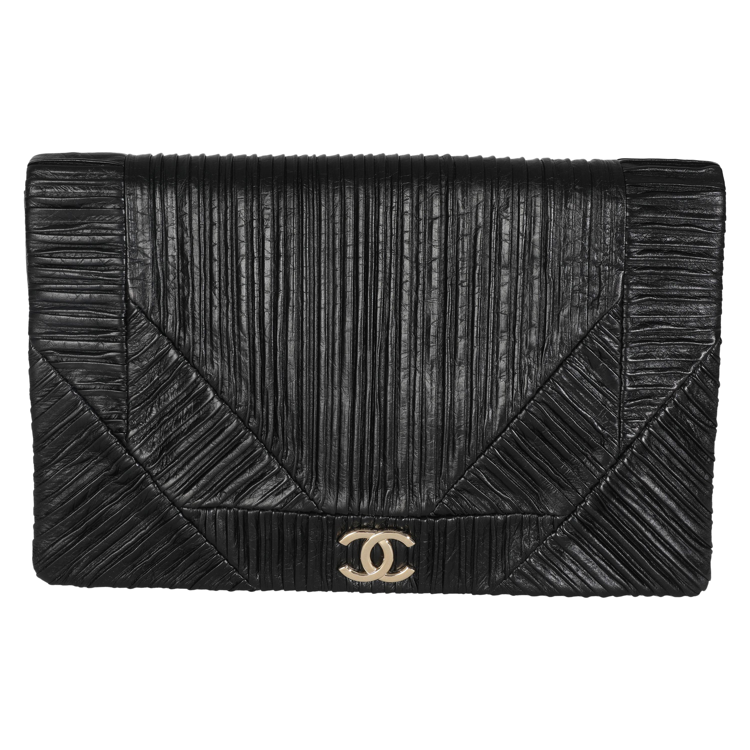 Chanel, la pochette Coco Pleats XL in pelle di vitello stropicciata nera con patta in vendita