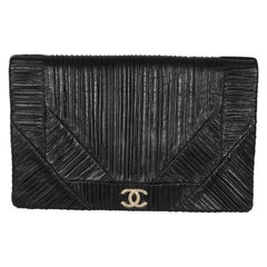 Chanel, la pochette Coco Pleats XL in pelle di vitello stropicciata nera con patta