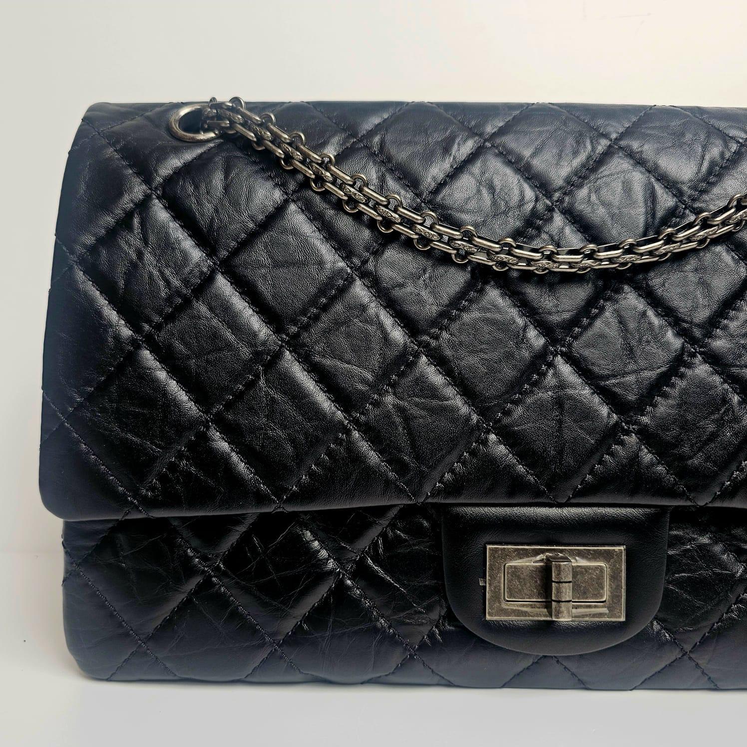 Chanel Bolso con solapa 227 de piel de becerro arrugada negra Reissue en venta 1