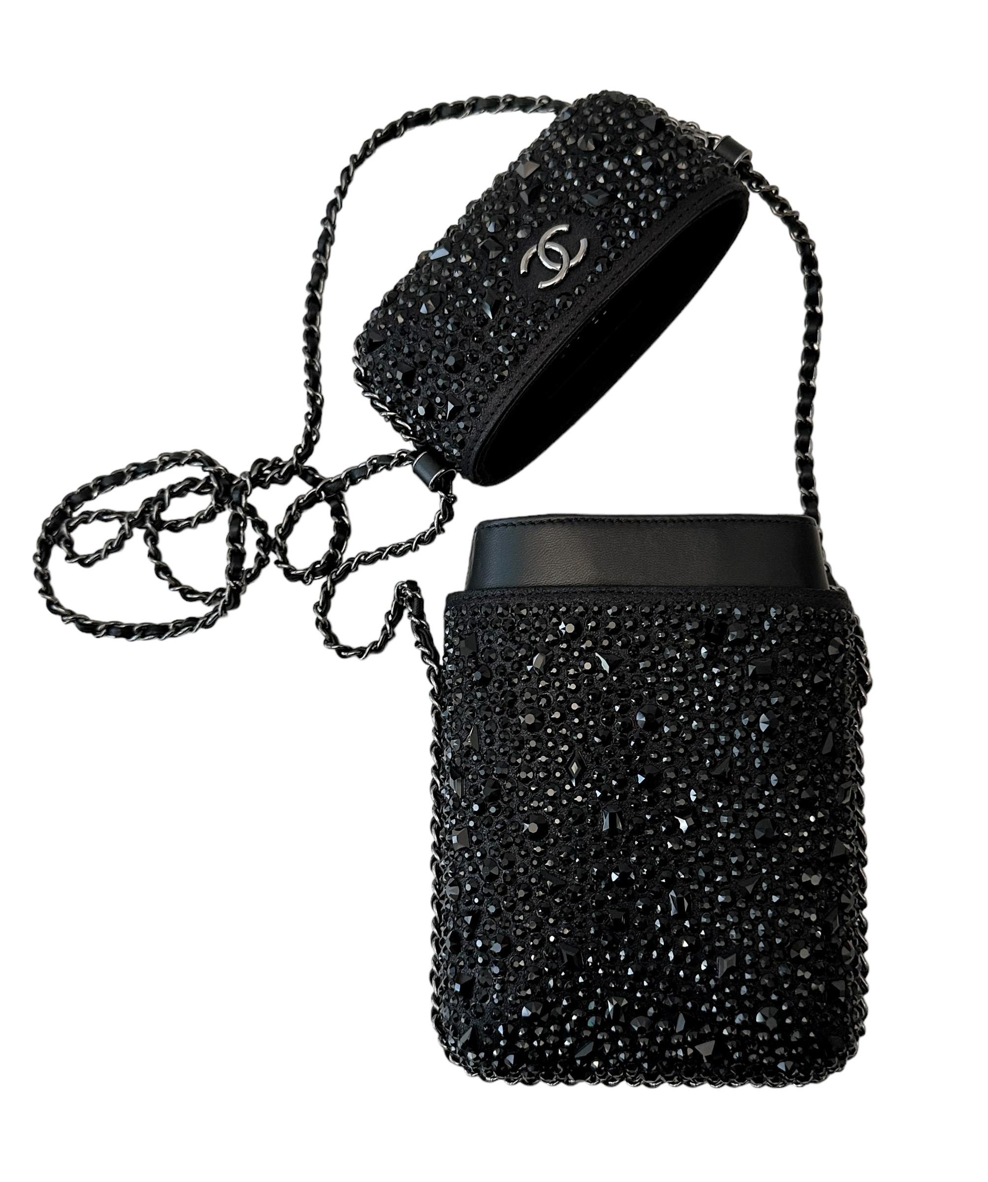 Was für eine Handyhülle!
Schönes Stück aus dem Hause Chanel - Collection'S 2020.
Diese aus schwarzem Kristall und Lammleder gefertigte Handytasche ist in ausgezeichnetem Zustand.
Es verfügt über ein Band mit einem schwarzen Lederende, mit dem Sie