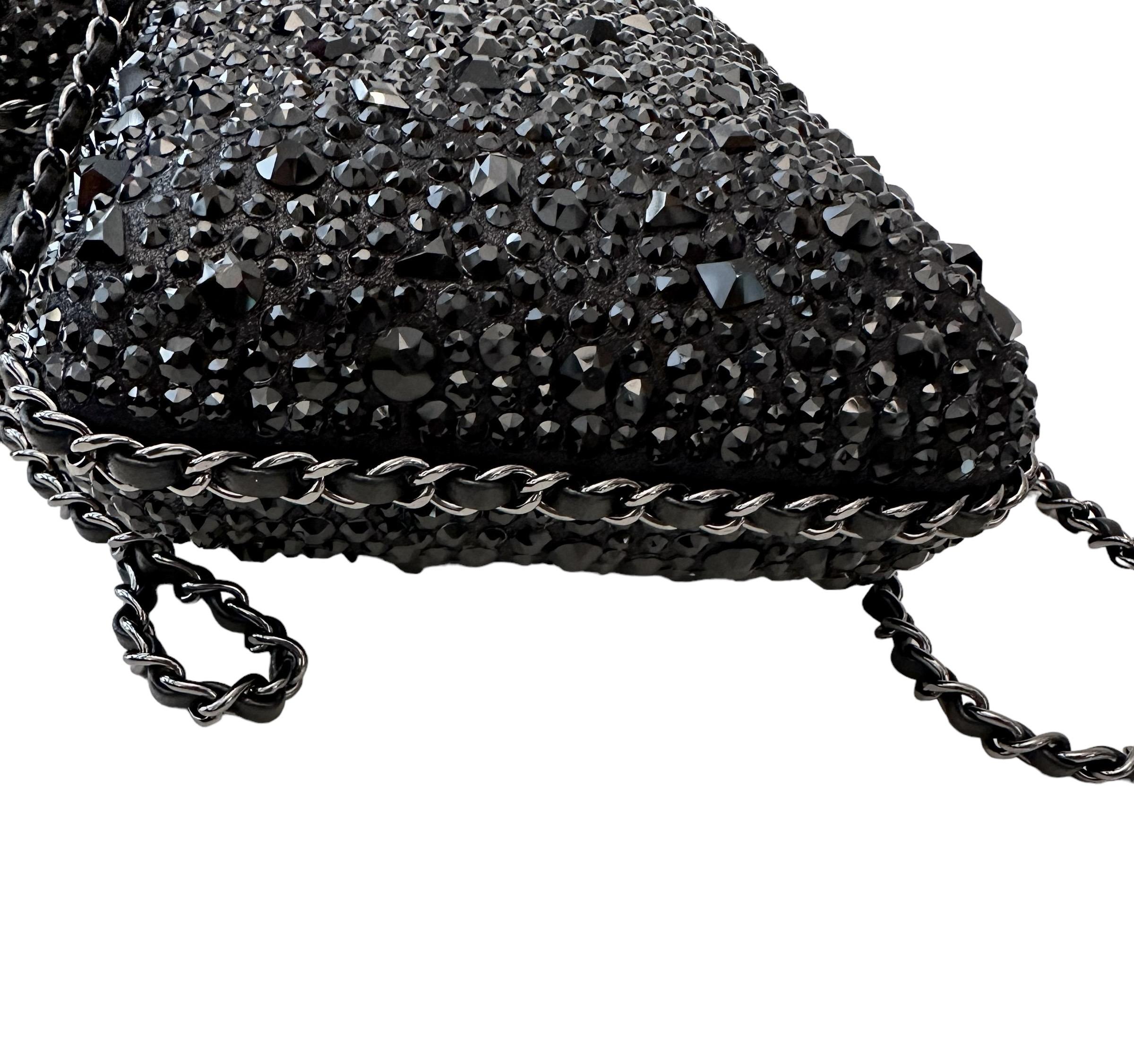 Chanel Schwarzes Telefonetui mit Kristallkette und Kette umgeben für Damen oder Herren