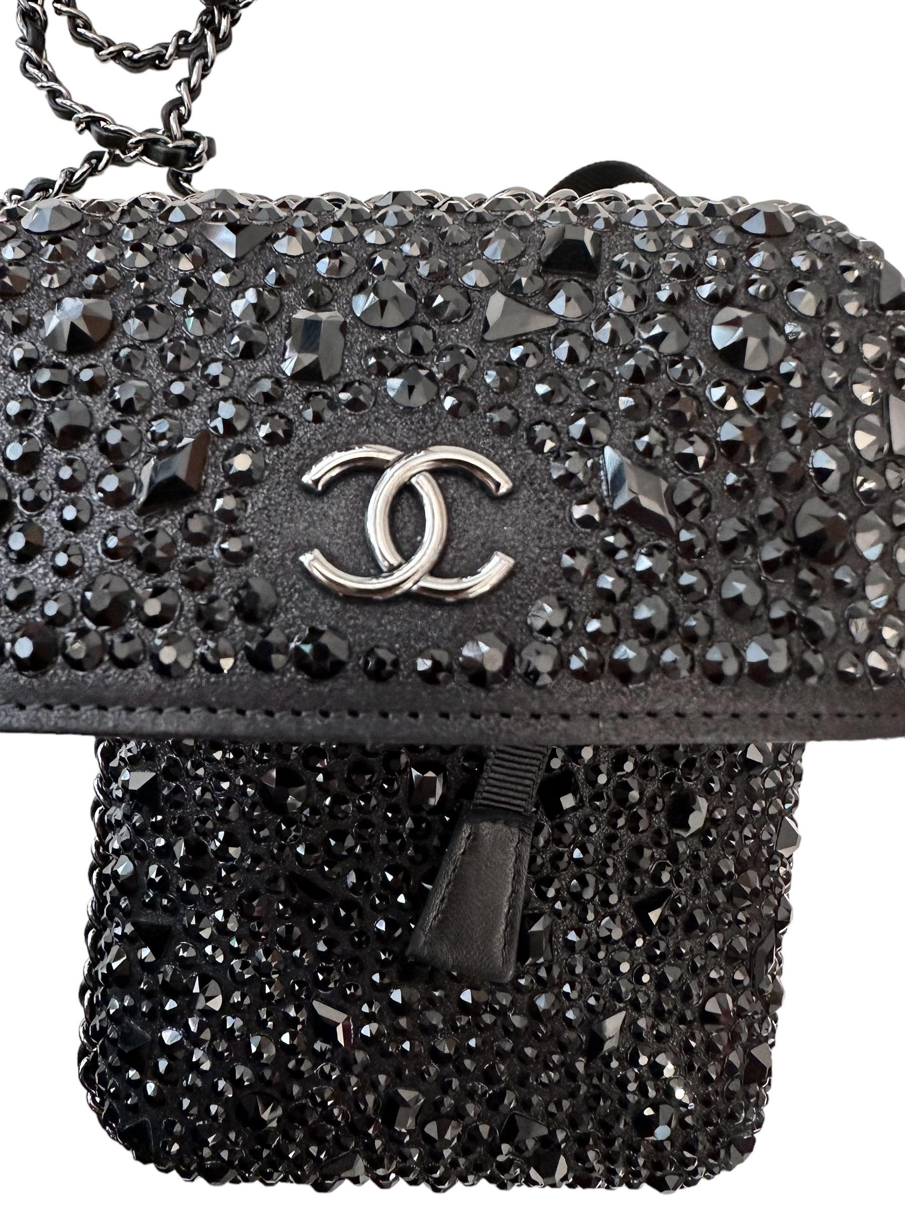 Chanel Schwarzes Telefonetui mit Kristallkette und Kette umgeben 1
