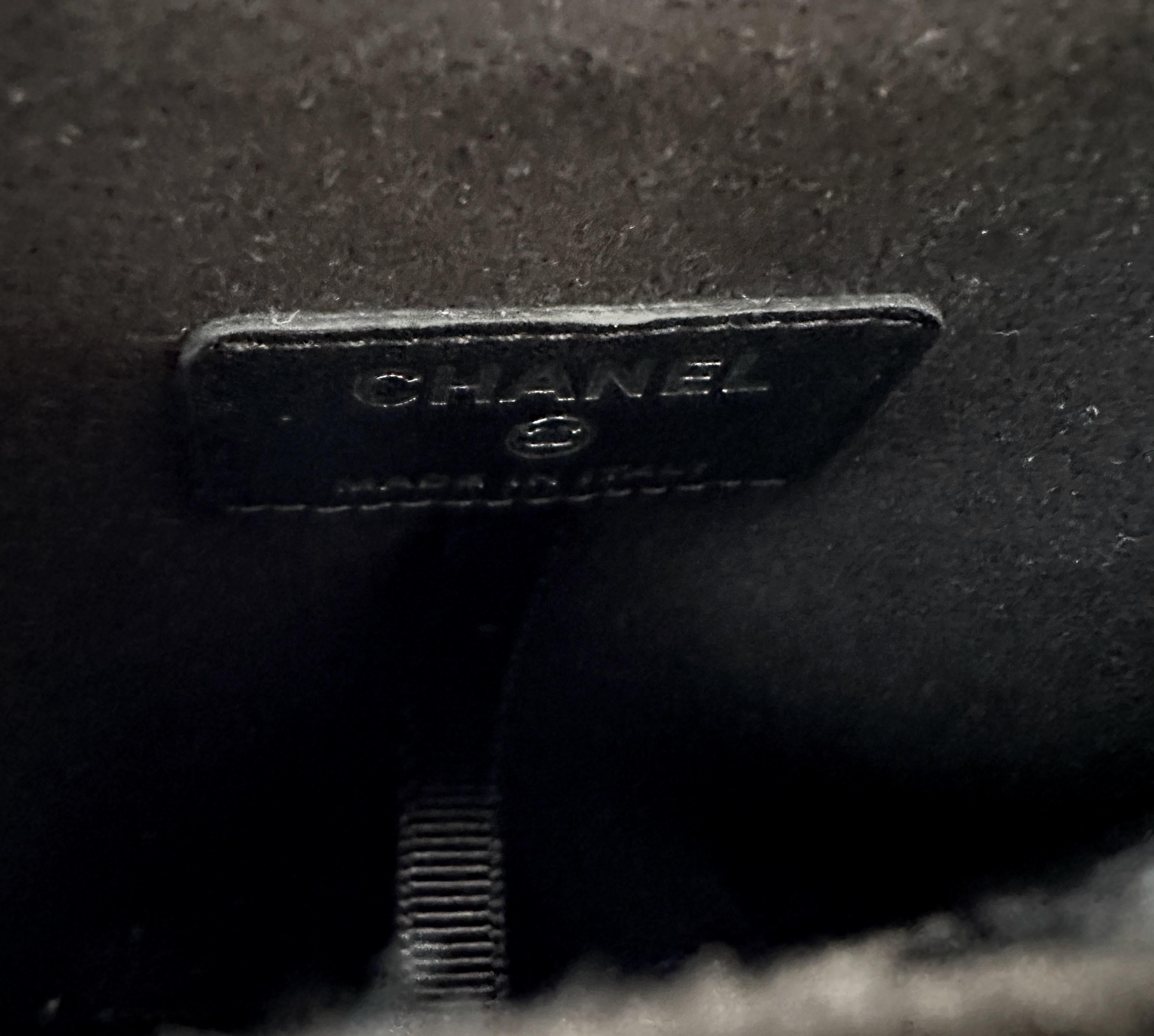 Chanel Schwarzes Telefonetui mit Kristallkette und Kette umgeben 2