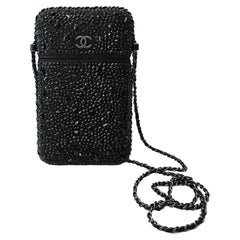 Chanel Schwarzes Telefonetui mit Kristallkette und Kette umgeben