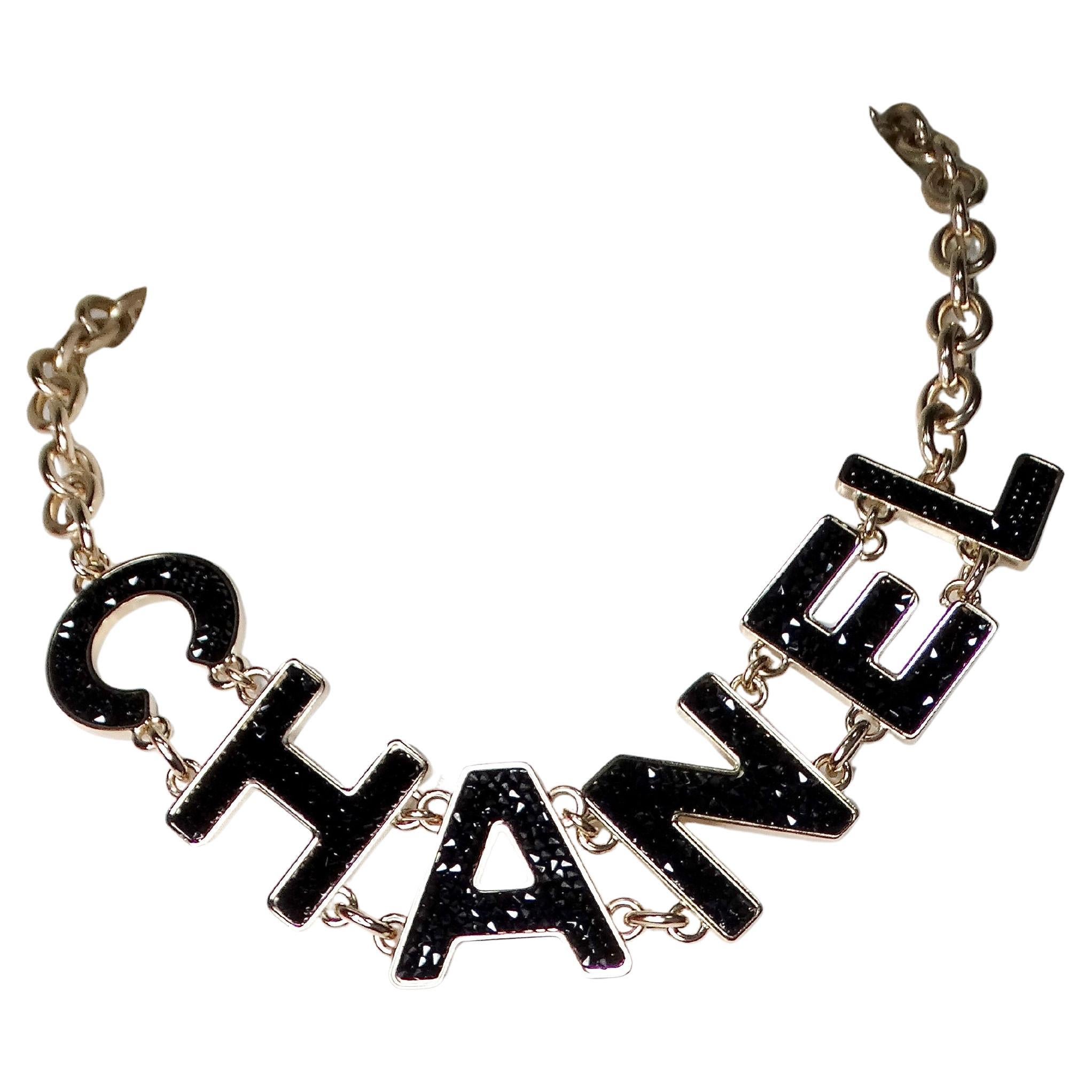 La collana a catena Chanel con cristalli neri 