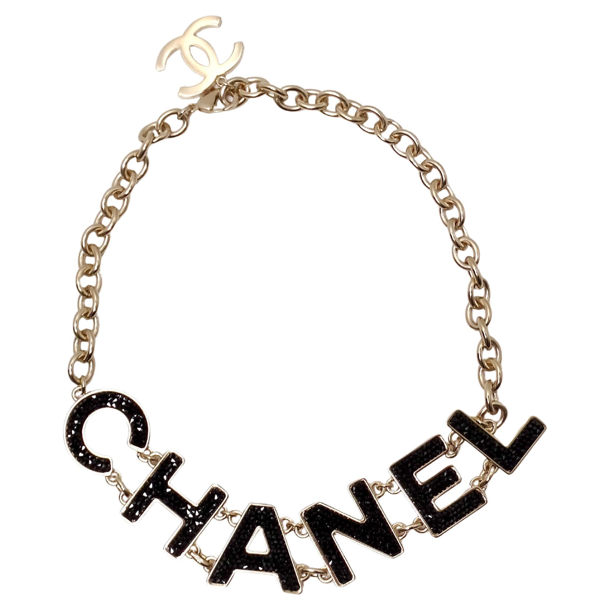 Chanel collana a catena con cristalli neri "CHANEL" in oro 2018 in vendita