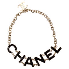 Chanel collana a catena con cristalli neri "CHANEL" in oro 2018
