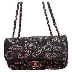 Chanel Borsa Jumbo Classic Single Flap in tweed nero impreziosita da cristalli