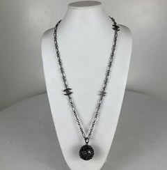 Chanel Schwarzer kristallbesetzter Kugel, CC-Medaillon Gunmetal Kette Halskette 2007