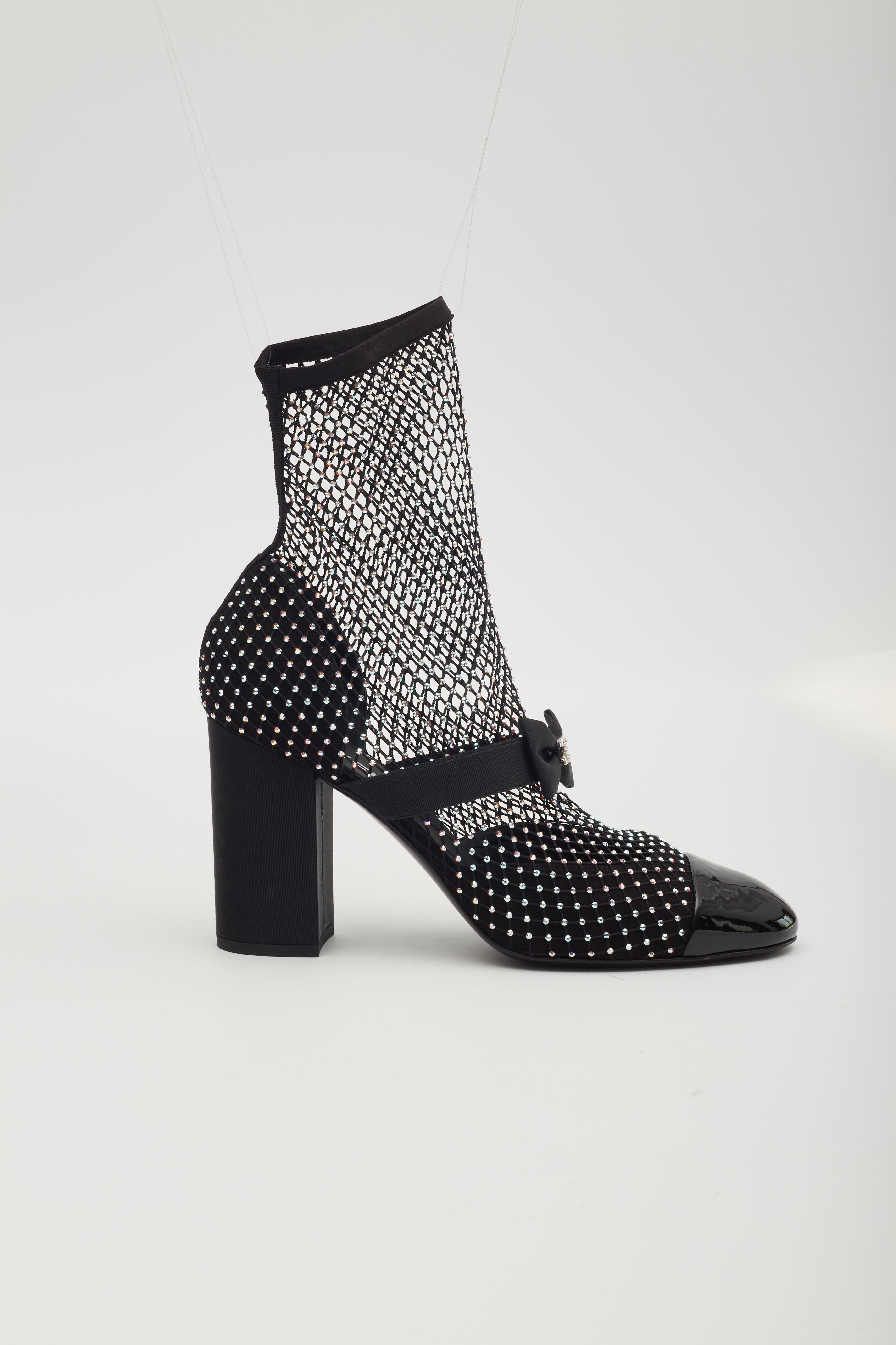Booties
G40093 Y56614 K5929
Farbe: Schwarz
MATERIAL: Kristall und Lack
Hergestellt in Frankreich

41 EU / 11 US
Absatzhöhe: 90 mm / 3.8