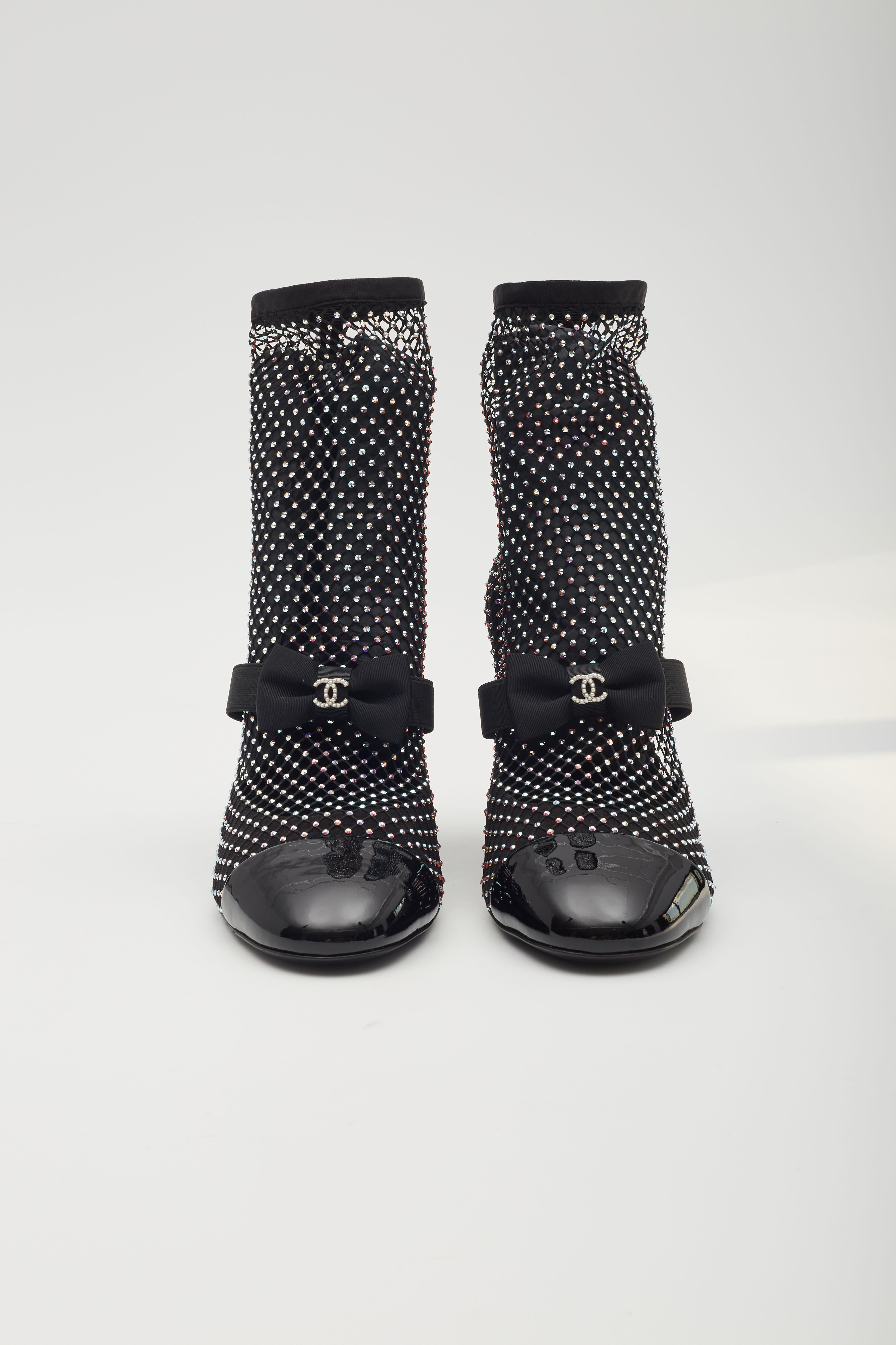 Chanel Schwarz Kristall Lack Kalbsleder Mary Janes Heels (EU 41 B) im Zustand „Neu“ in Montreal, Quebec