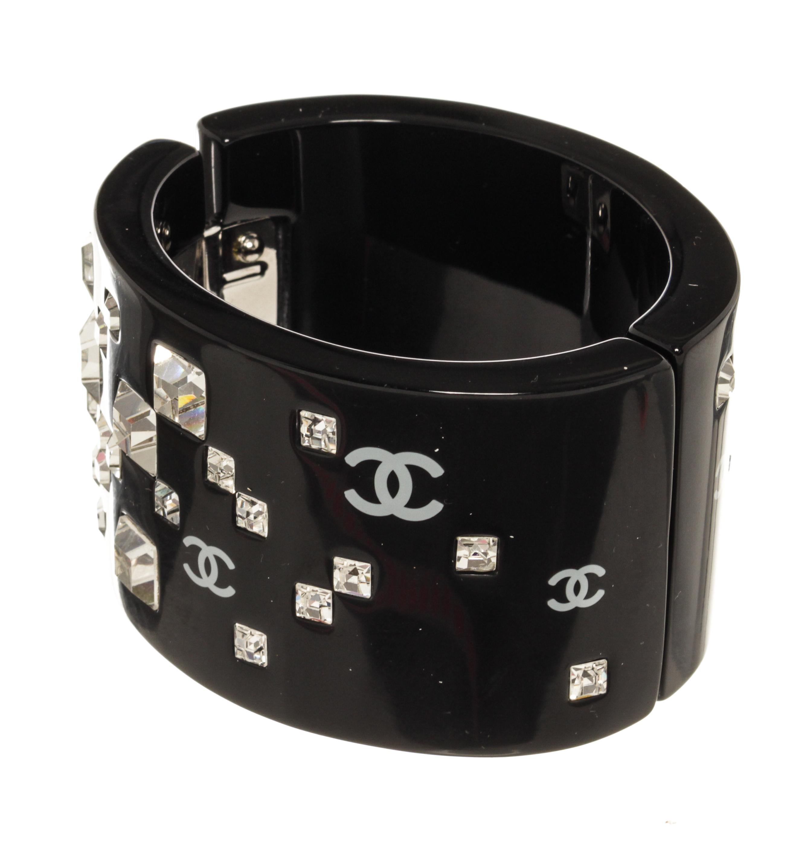 Chanel Schwarzer kristallisierter Armreif

770252MSC