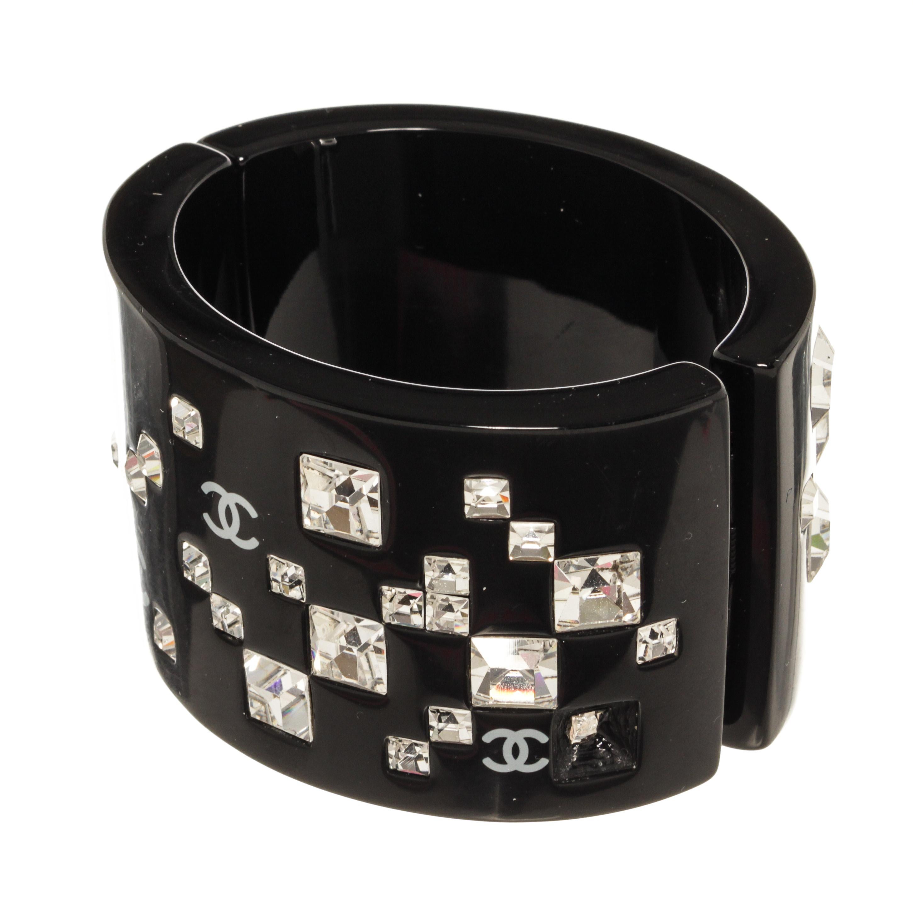 Chanel Schwarzer kristallisierter Armreif (Moderne) im Angebot