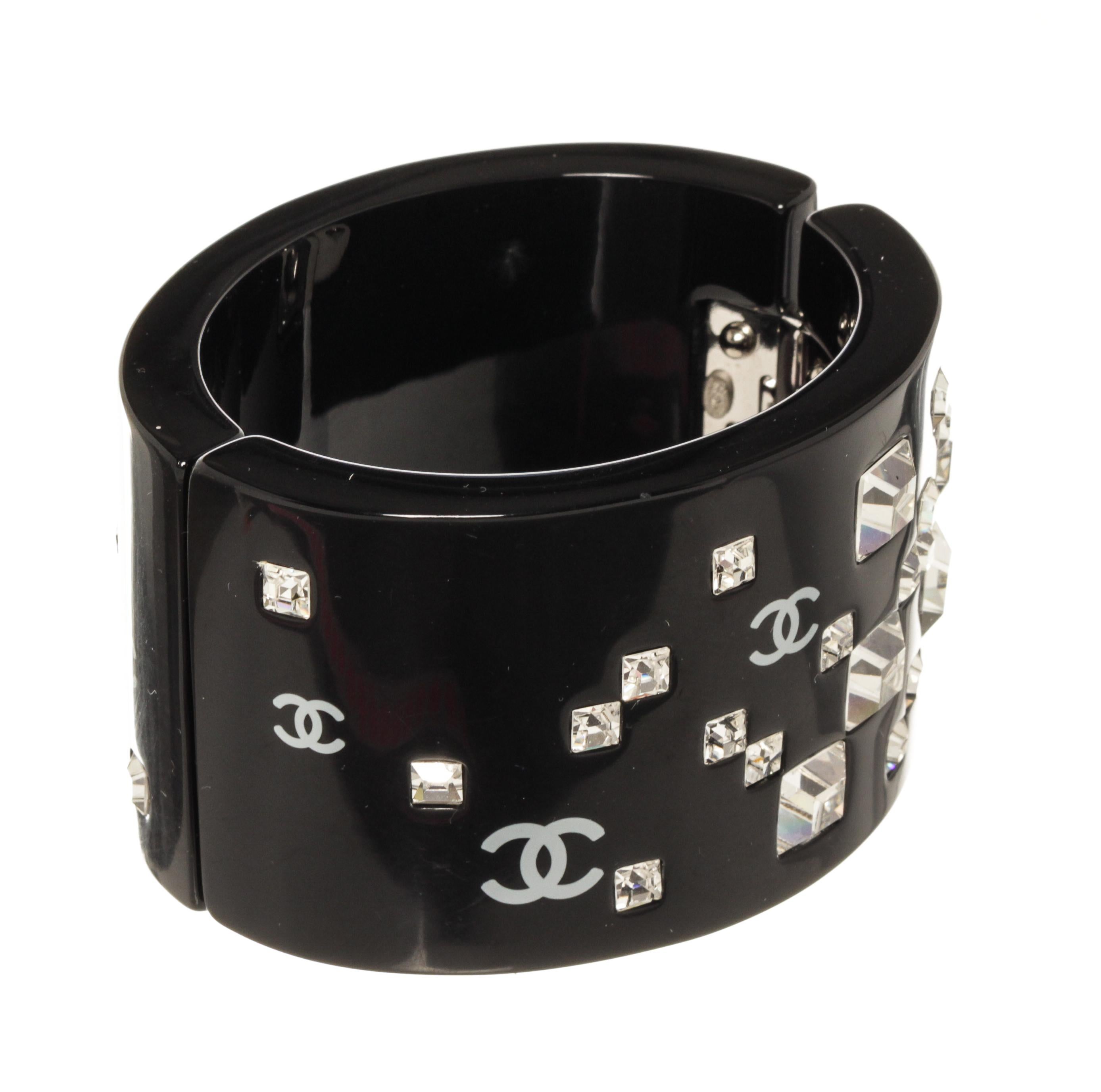 Chanel Schwarzer kristallisierter Armreif im Zustand „Gut“ im Angebot in Irvine, CA