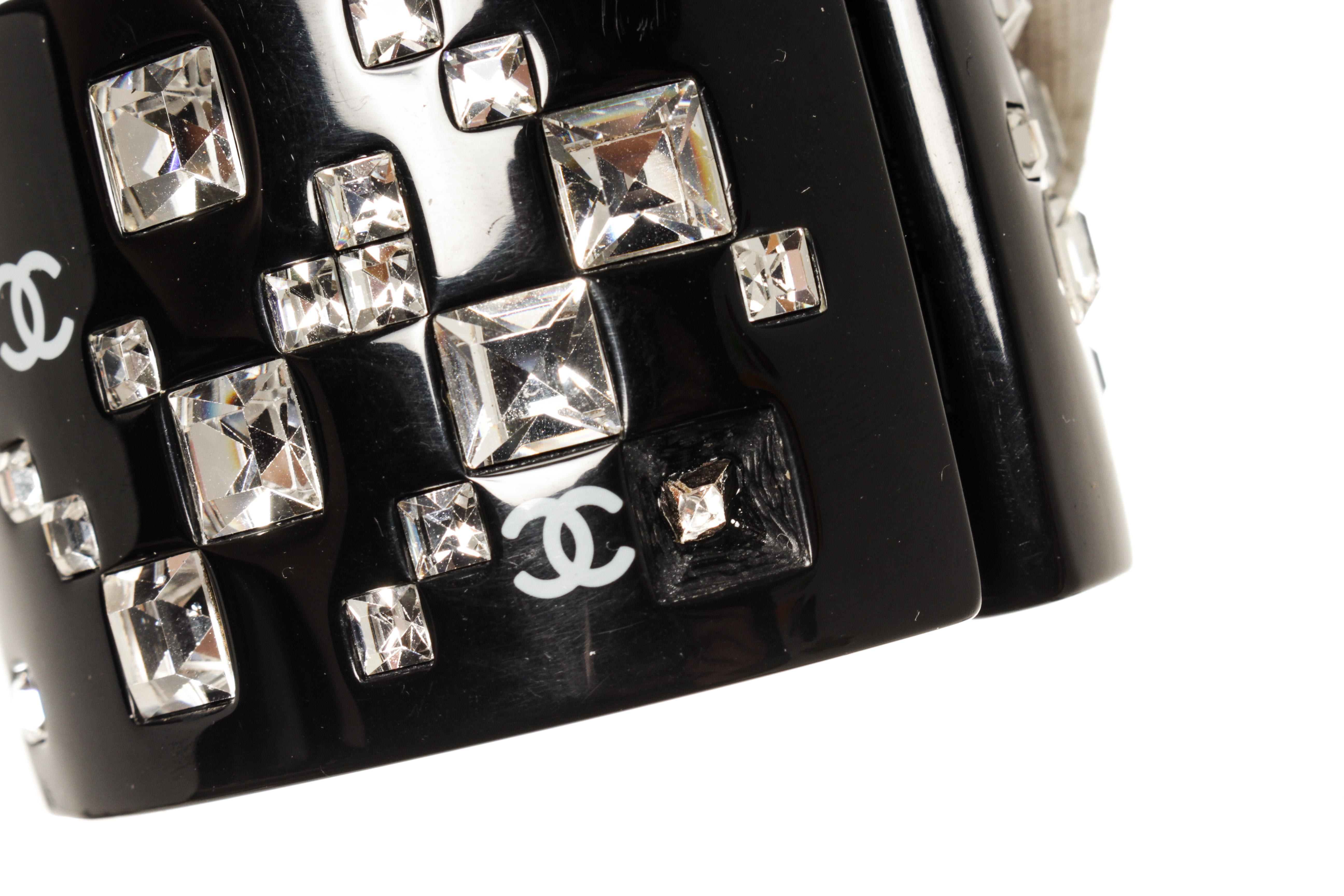 Chanel Schwarzer kristallisierter Armreif Damen im Angebot