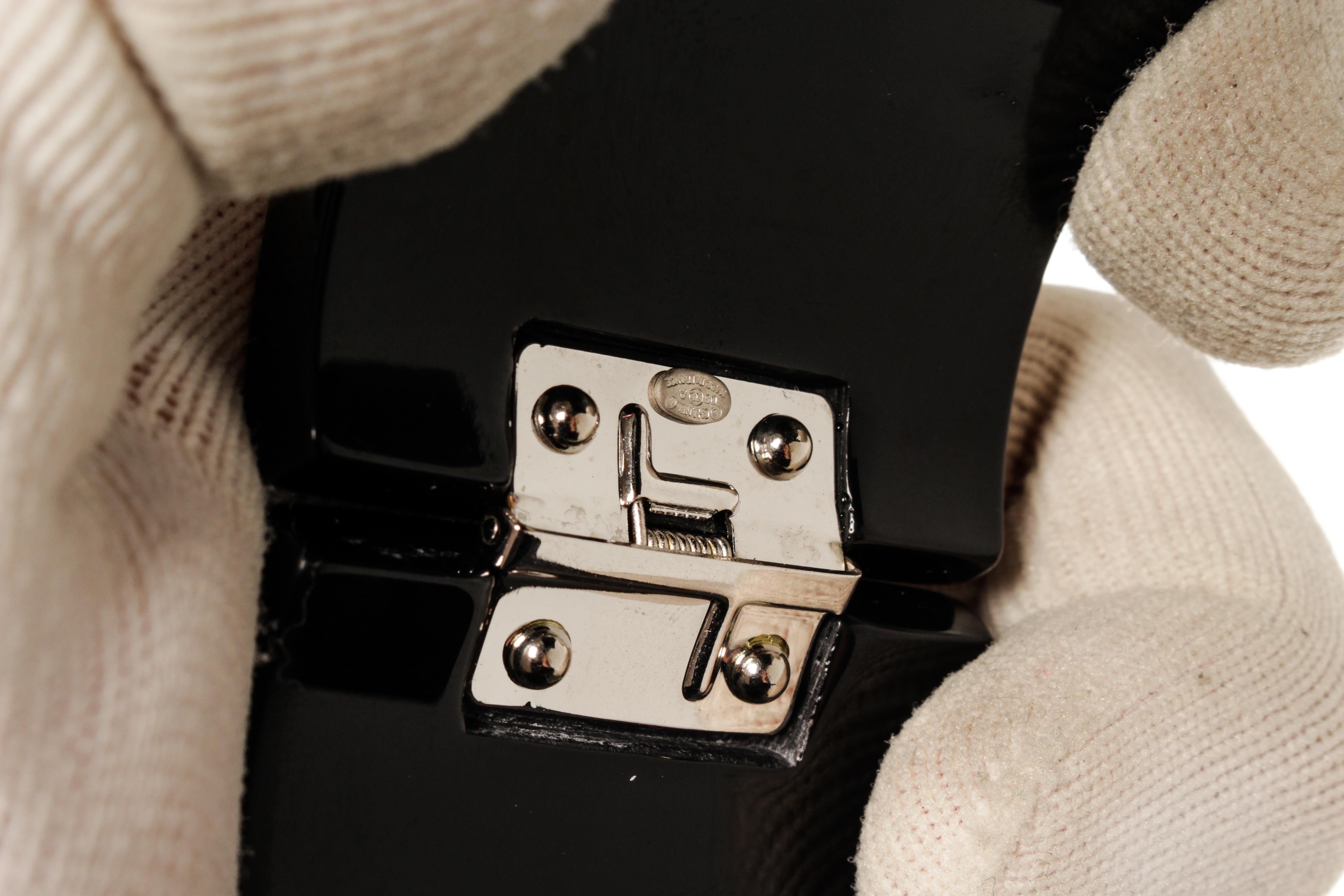 Chanel Schwarzer kristallisierter Armreif im Angebot 1