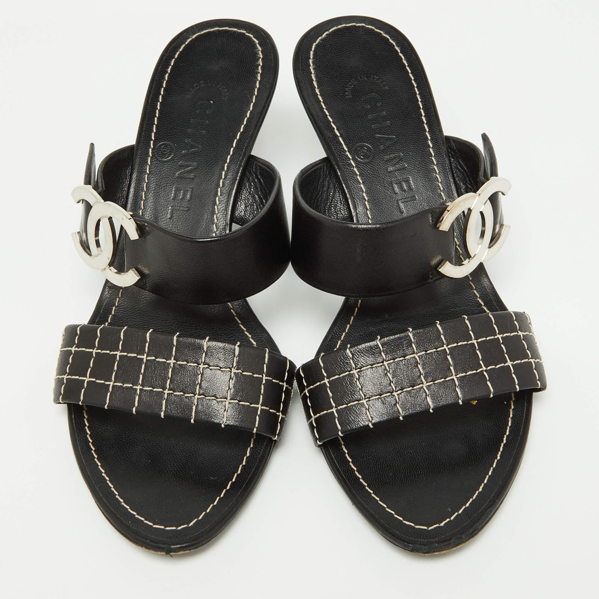 Chanel Black Cube Quilted Leather CC Slide Sandals 37 In Good Condition In Dubai, Al Qouz 2