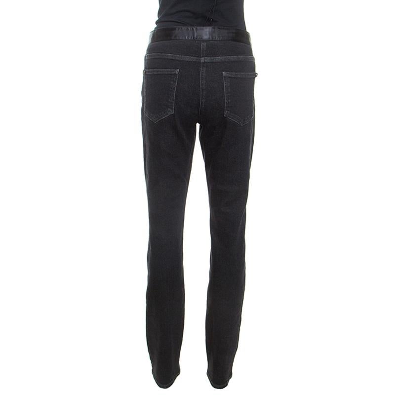 Look extremely beautiful and stylish in these smart jeans by Chanel. they come in a classic black shade and have been cut to deliver a flattering silhouette. They feature a satin tie detail at the waist, four pockets and button closure. Classic and