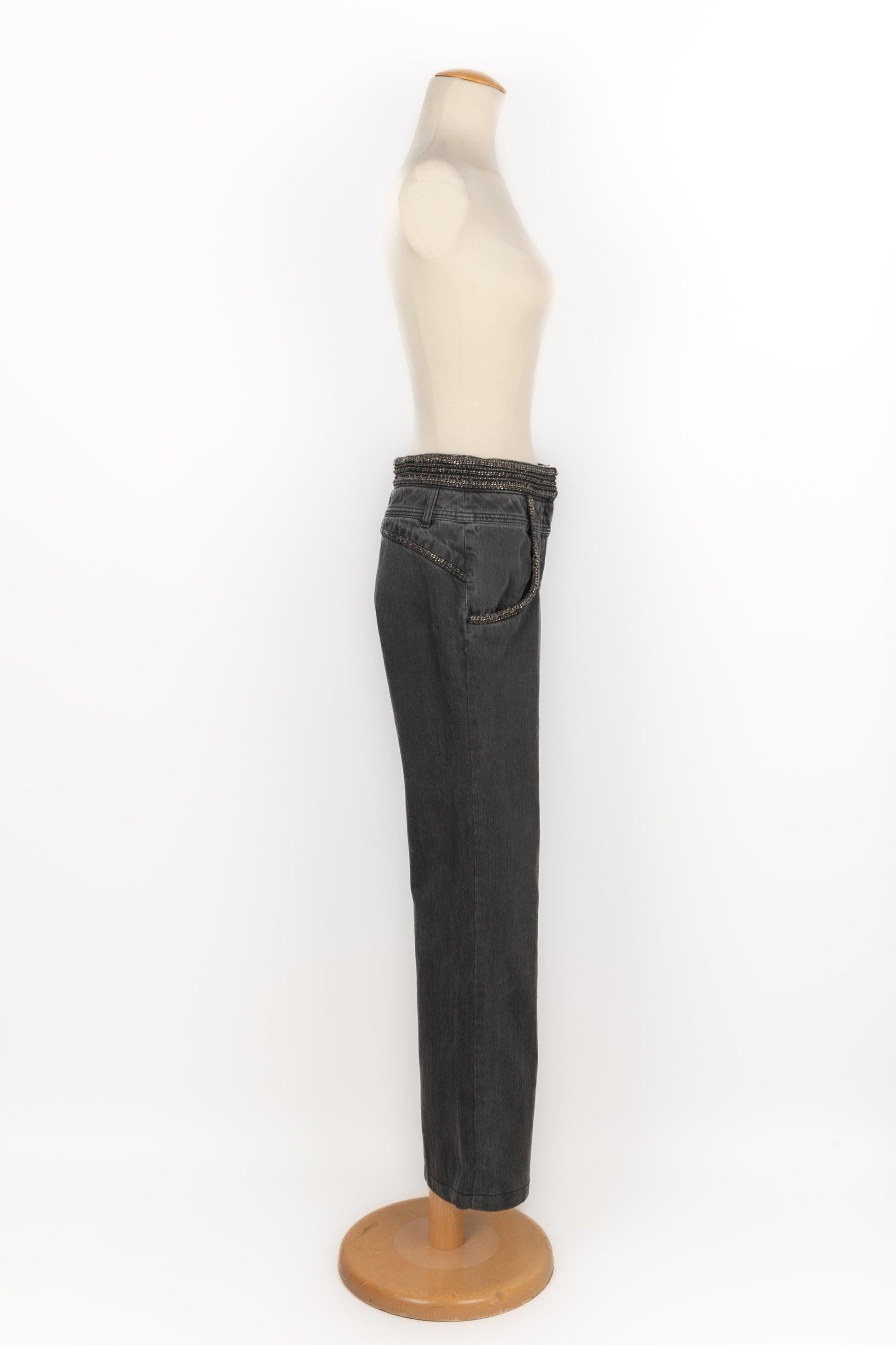 Chanel - (Fabriqué en France) Pantalon en denim noir orné d'une chaîne cuivrée. Taille 40FR. Collection Salsa 2008 sous la Direction de Karl Largerfeld.

Informations complémentaires :
Condit : Très bon état.
Dimensions : Taille : 40 cm - Longueur :